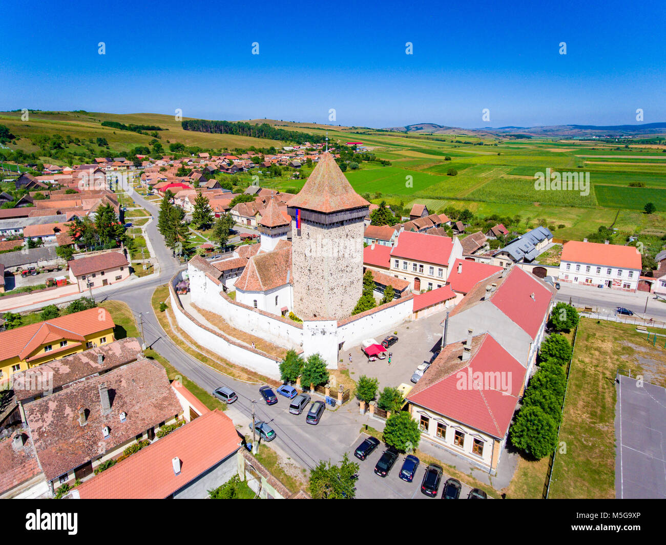 Homorod chiesa fortificata costruire dal tedesco Sassoni in Transilvania. Vista aerea Foto Stock