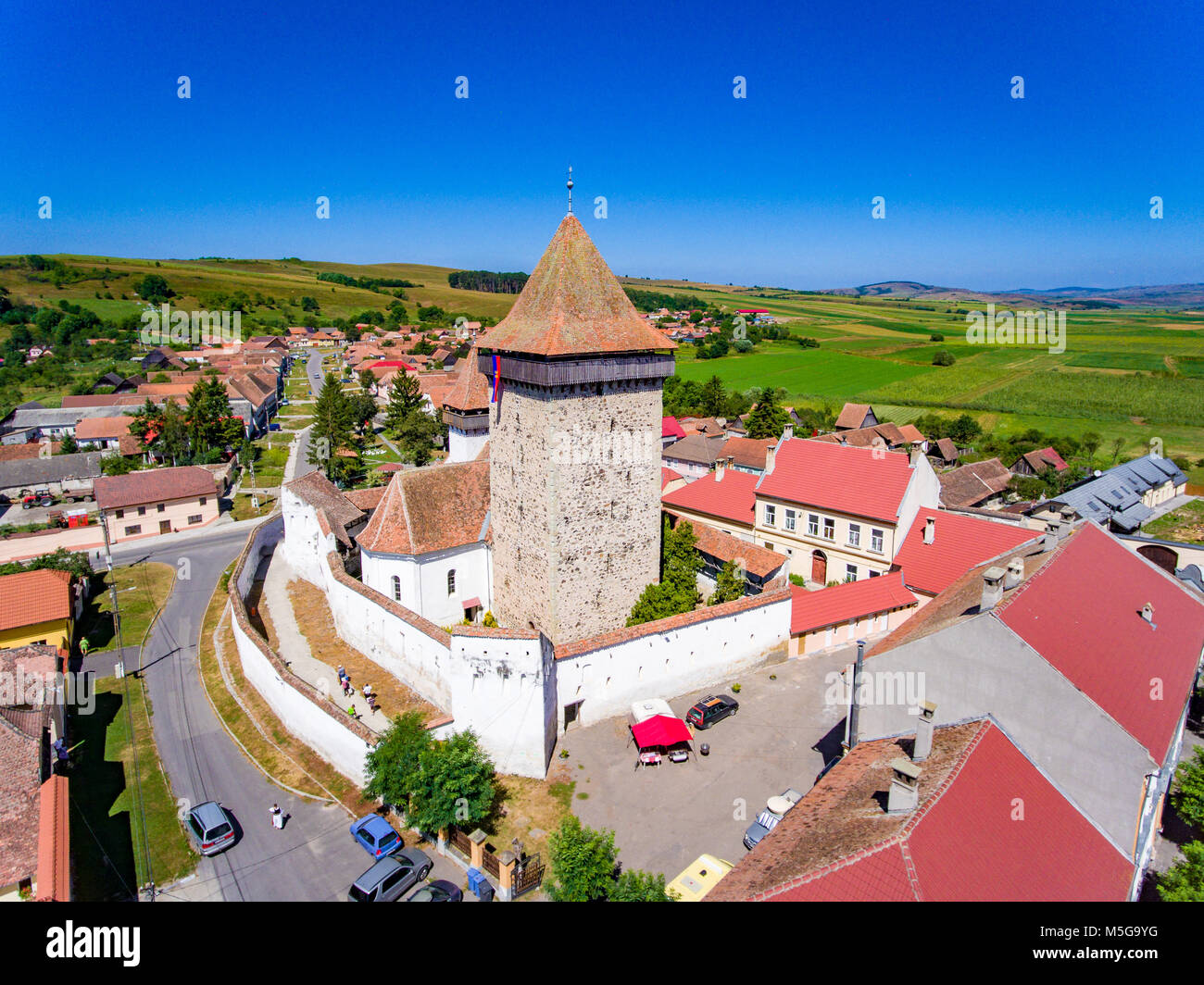 Homorod chiesa fortificata costruire dal tedesco Sassoni in Transilvania. Vista aerea Foto Stock