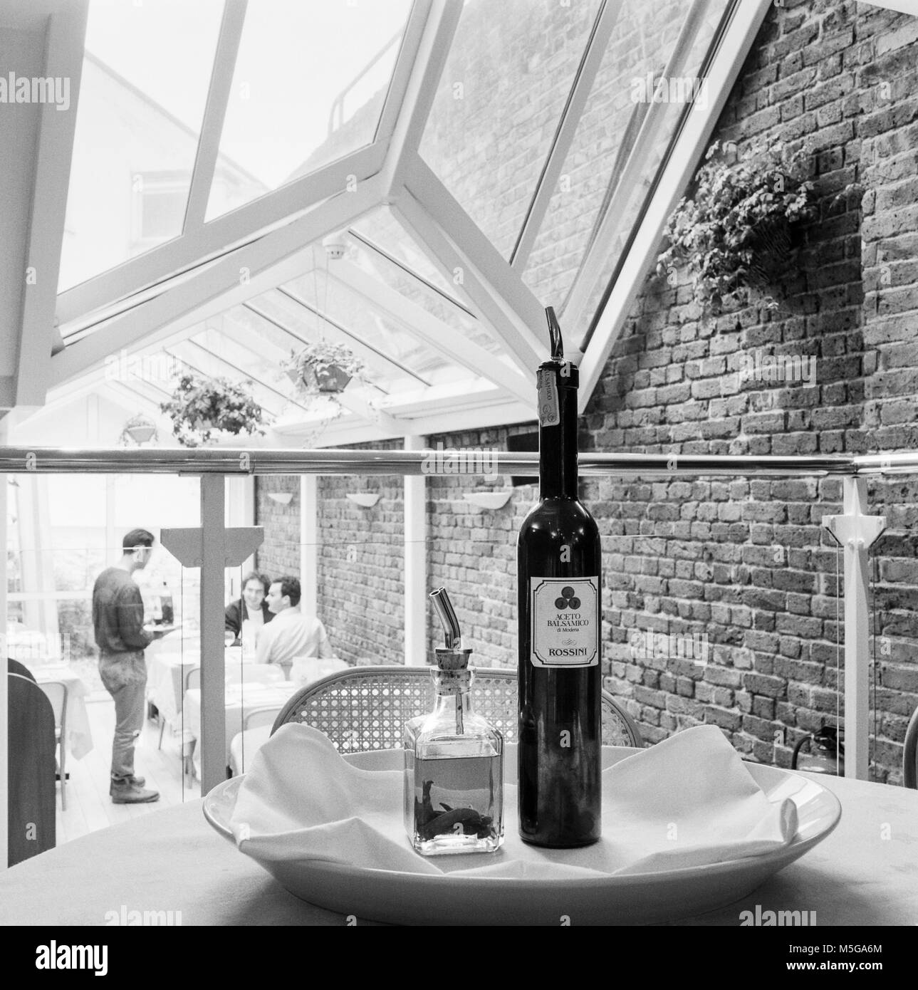 Aceto balsamico e olio in bottiglie su una piastra nel ristorante Caruso a Londra, archiviazione fotografia fatta il 16 Luglio 1991 Foto Stock