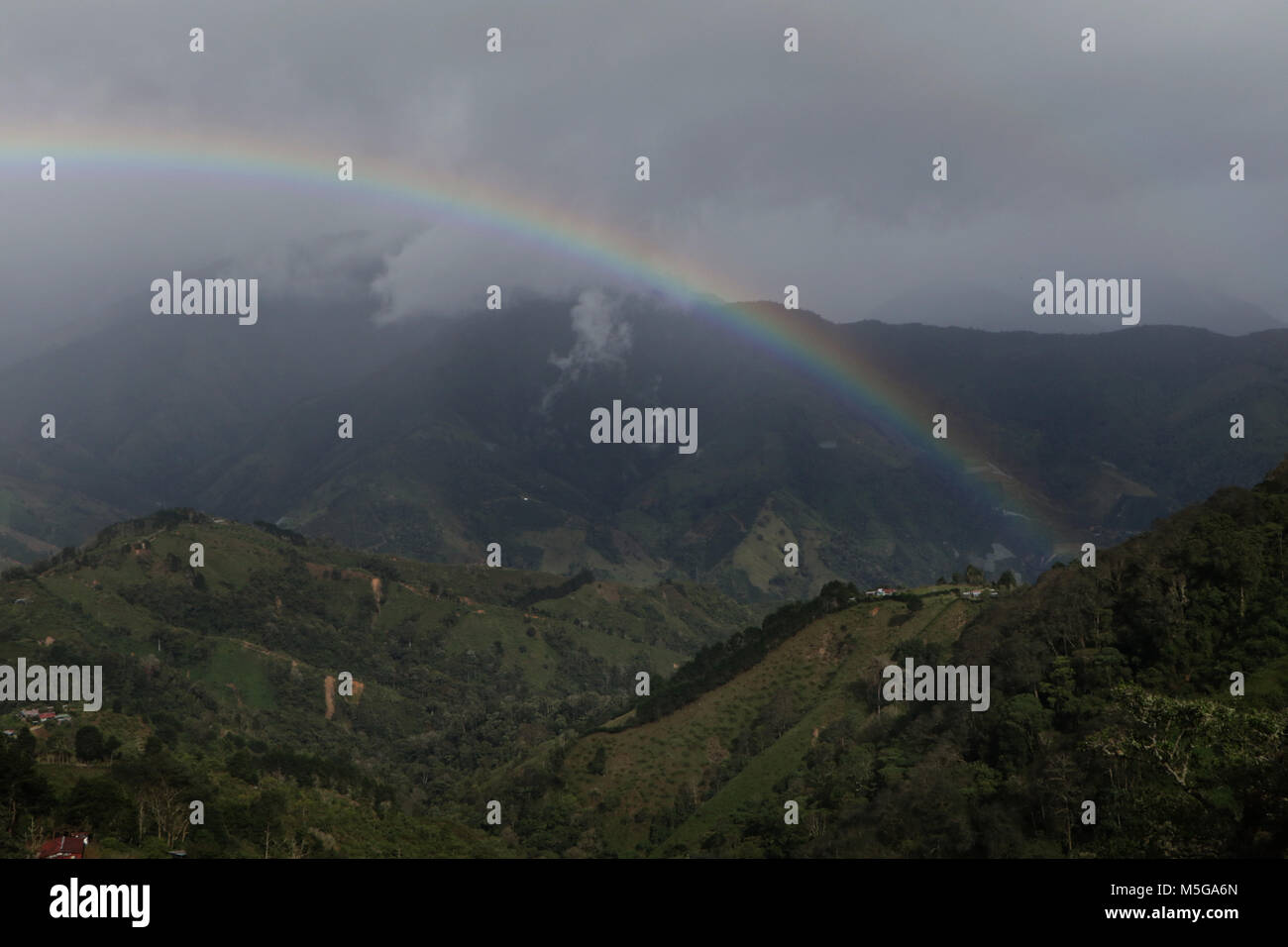 Rainbow sulle colline farmland Costa Rica Foto Stock