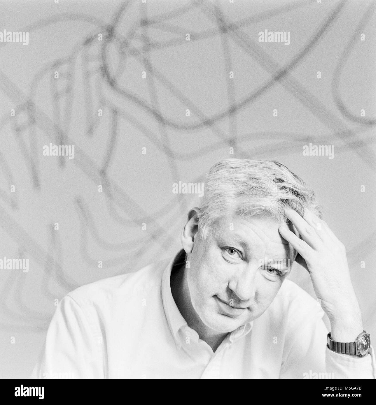 Michael Craig-Martin è nato a Dublino in Irlanda nel 1941. Egli crebbe e fu educato negli Stati Uniti, studiare arte presso la Yale School of Art e architettura. Egli ha vissuto e lavorato in Gran Bretagna dal 1966, archiviazione fotografia fatta il 6 novembre 1989 presso la galleria Whitechapel Foto Stock