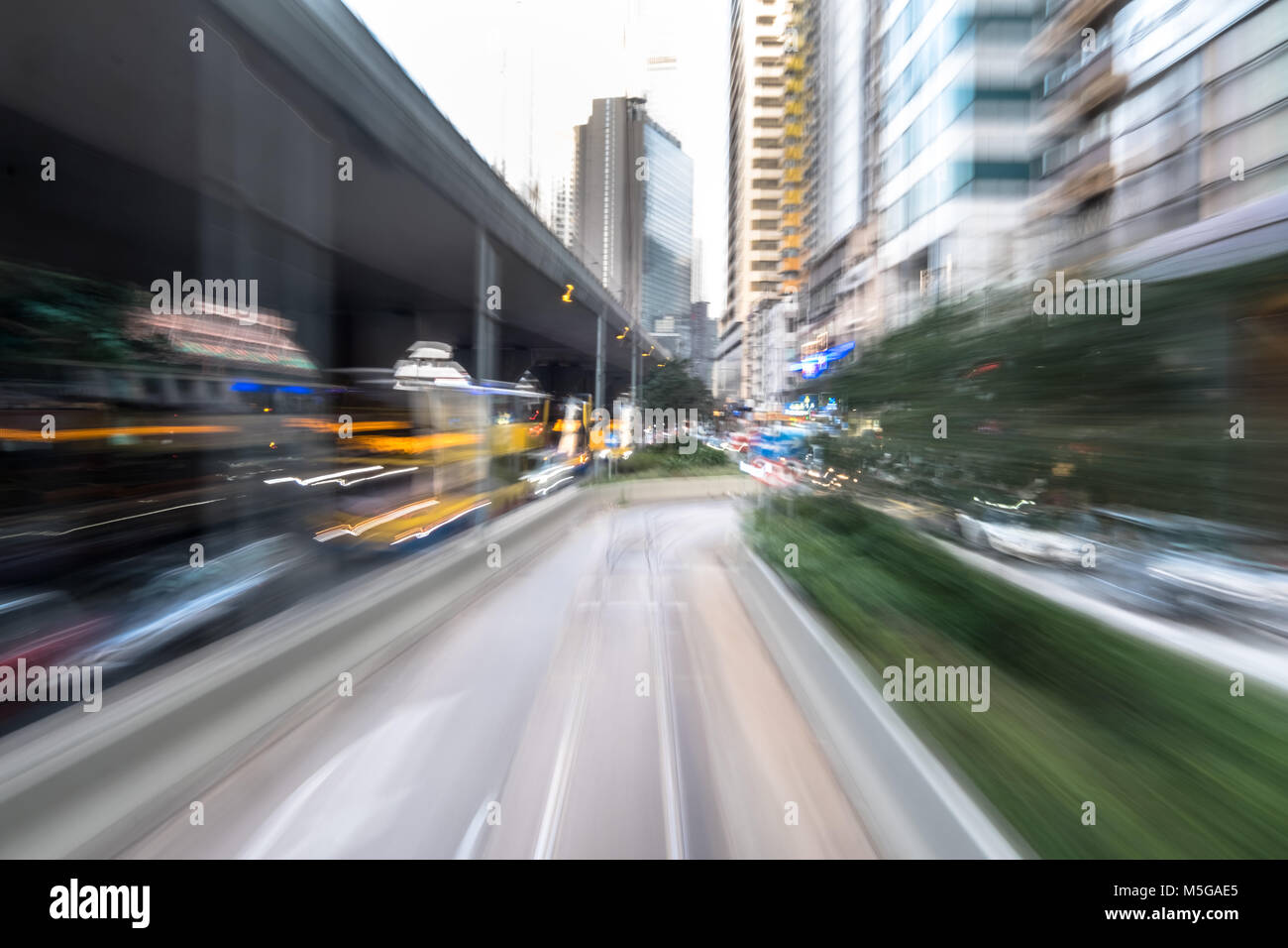 Sfocata corsa di movimento nel quartiere degli affari di Hong Kong Foto Stock