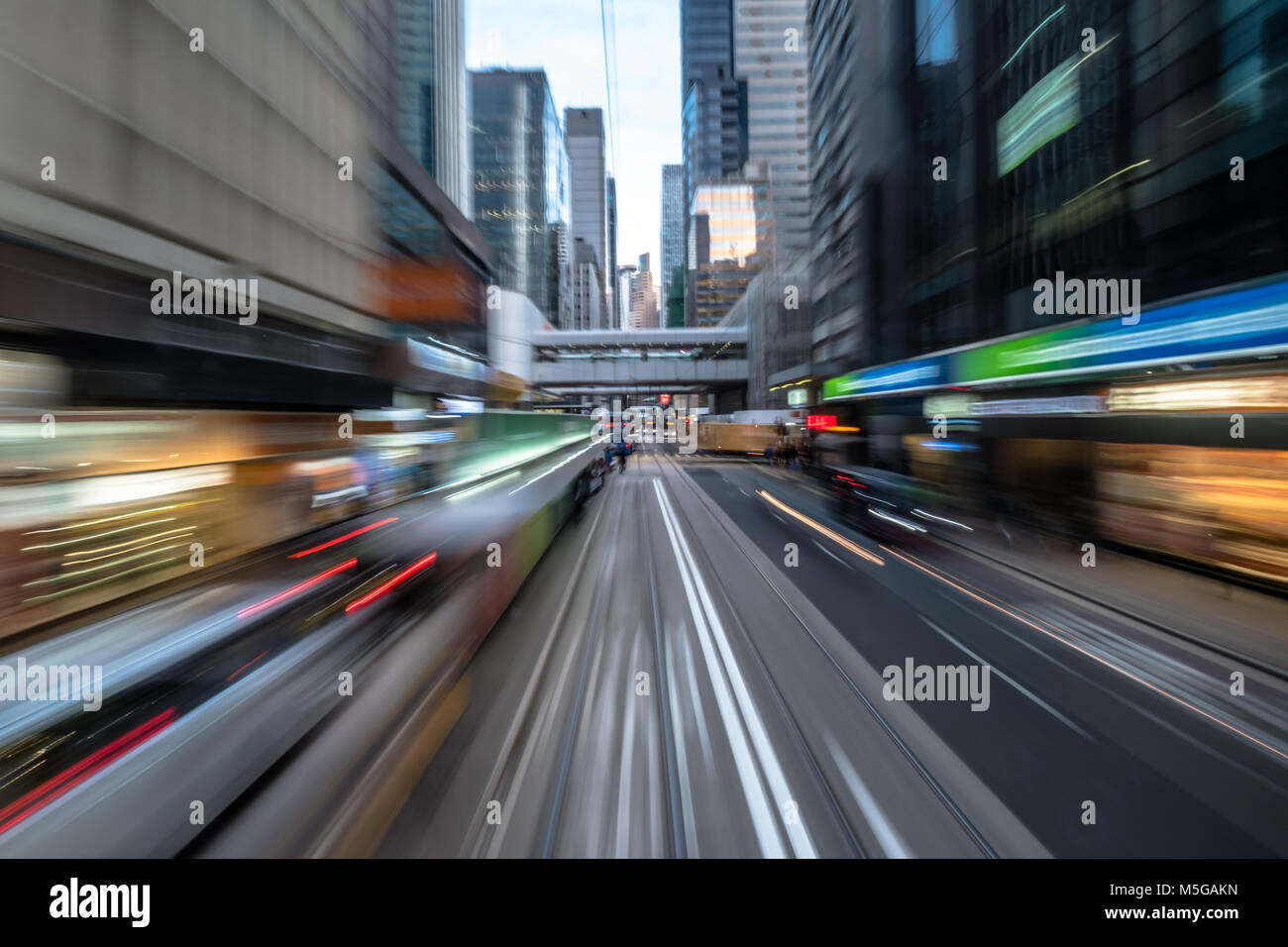 Sfocata corsa di movimento nel quartiere degli affari di Hong Kong Foto Stock