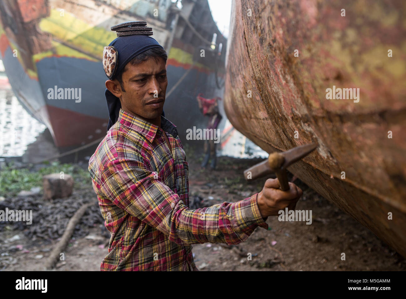 Lavoratori in dockyard. Operai del Bangladesh funziona su un traghetto in fase di ristrutturazione presso un cantiere in Keraniganj, vicino a Dacca in Bangladesh. Foto Stock