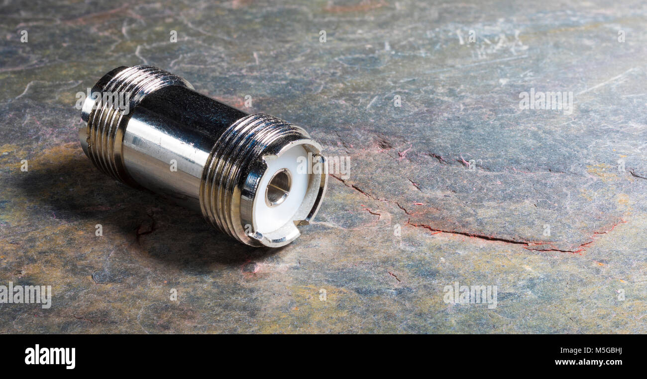 A doppia faccia in modo-239 per la giunzione di due tratti di CB cavo coassiale Foto Stock