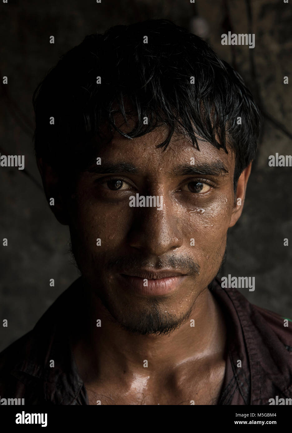 Un giovane ragazzo funziona su un traghetto in fase di ristrutturazione presso un cantiere in Keraniganj, vicino a Dacca in Bangladesh Foto Stock