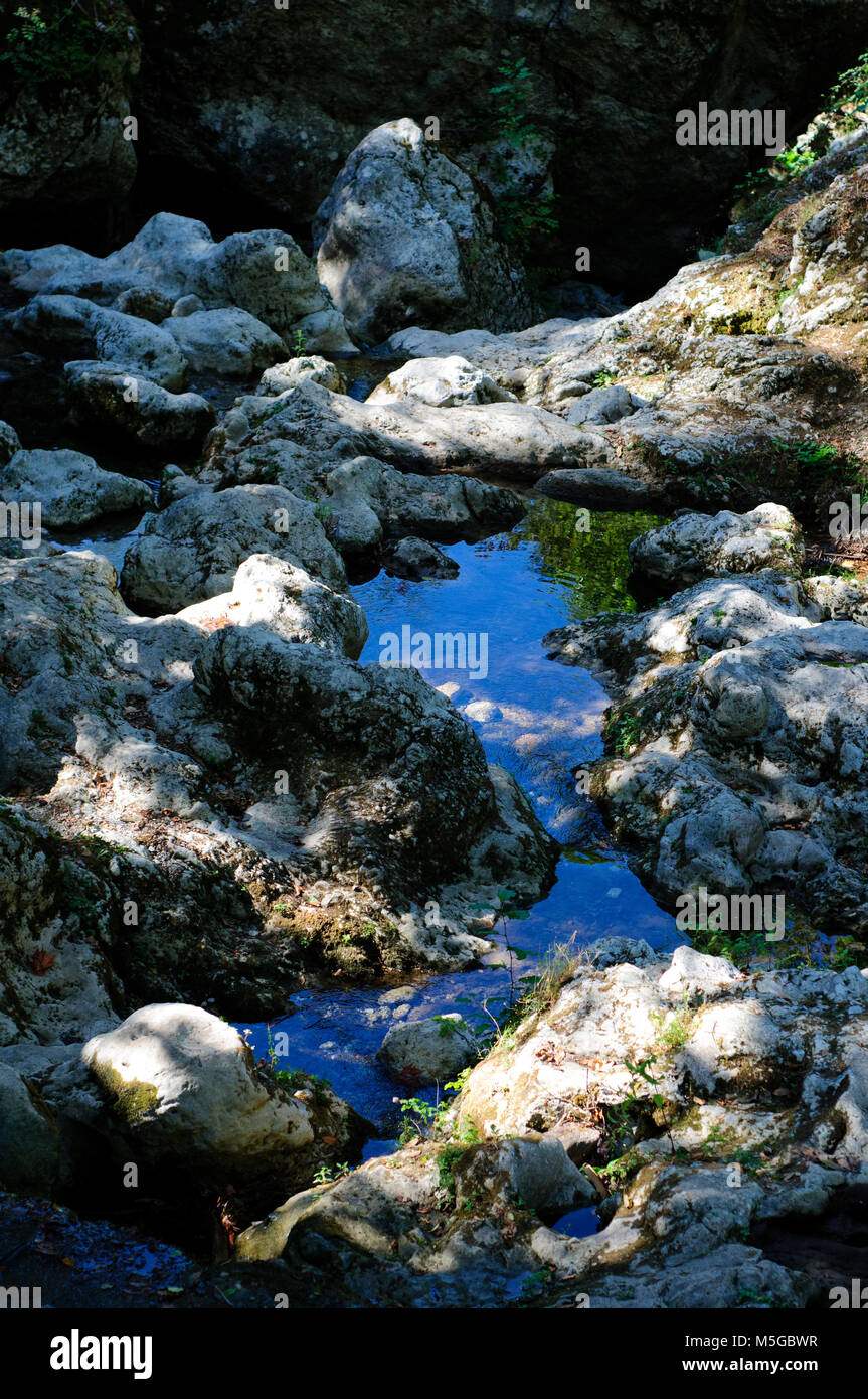 Rocce e acqua in Toscana percorso di trekking. Foto Stock