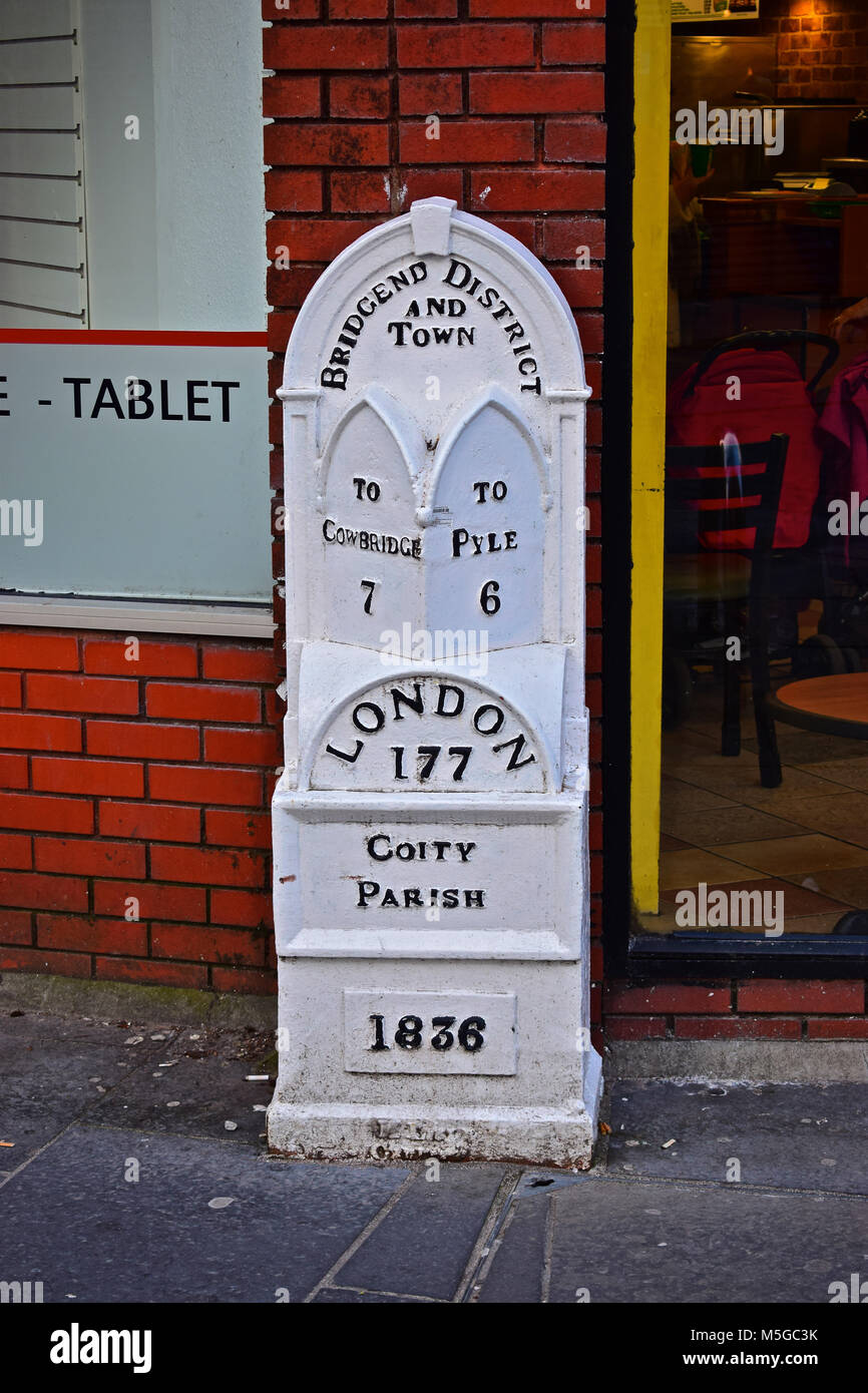 Milepost storico situato al di fuori del 1a Caroline Street, Bridgend,S.Galles. Risalente al 1836 è Il Grade ii Listed. Foto Stock