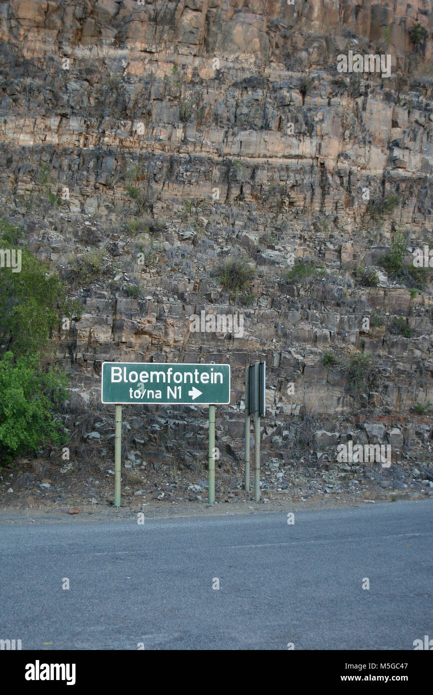 Cartello stradale che indica la direzione a Bloemfontein, Gariep Dam, Sud Africa Foto Stock