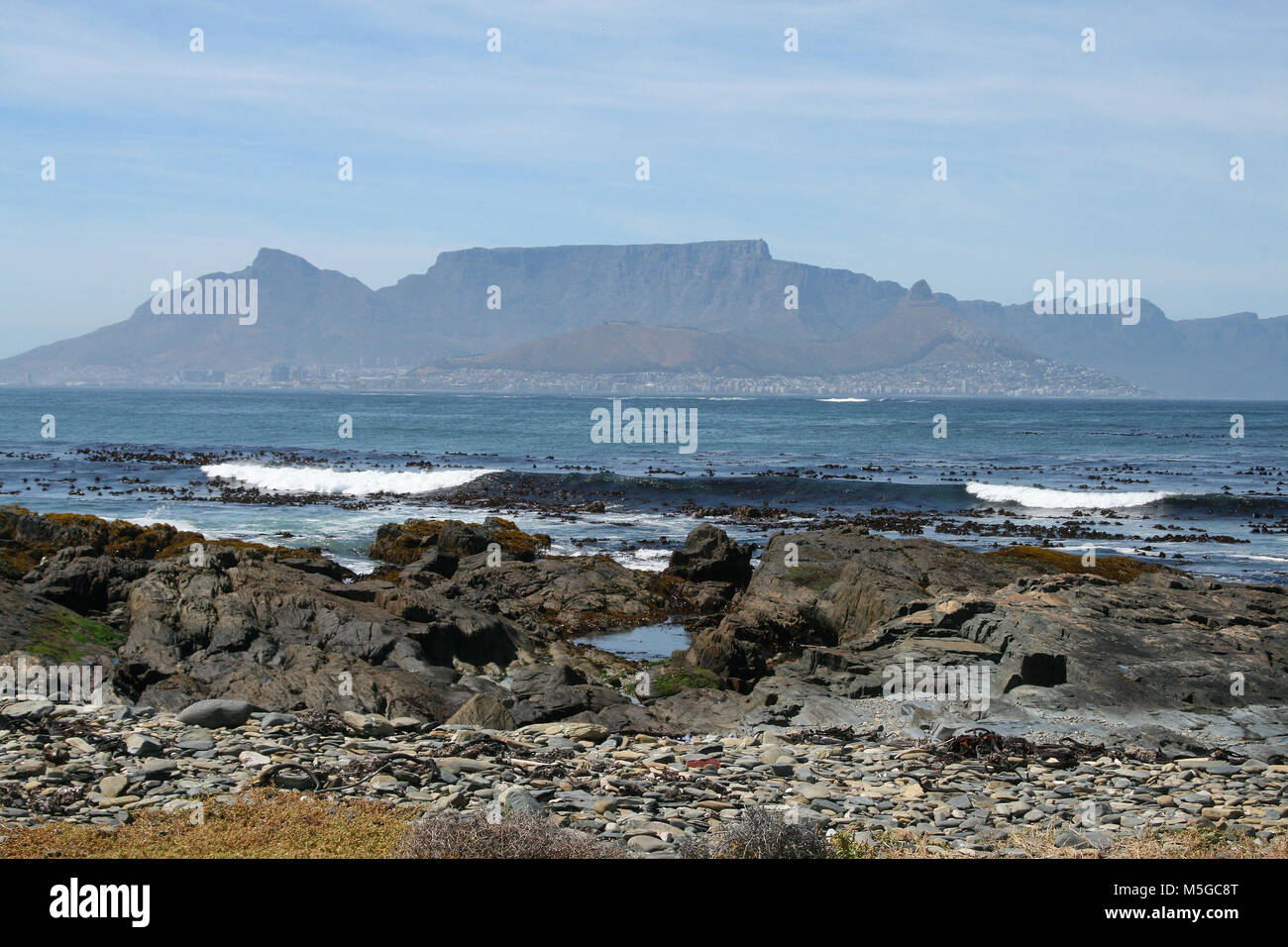 Vista della Table Mountain dall'Isola di Robben, Cape Town, Sud Africa Foto Stock