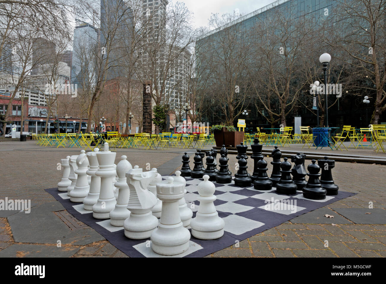 WA13664-00...WASHINGTON - grande set di scacchi all'aperto, tavoli, sedie, tavoli da ping pong e biliardini all'Occidental Park. 2017 Foto Stock