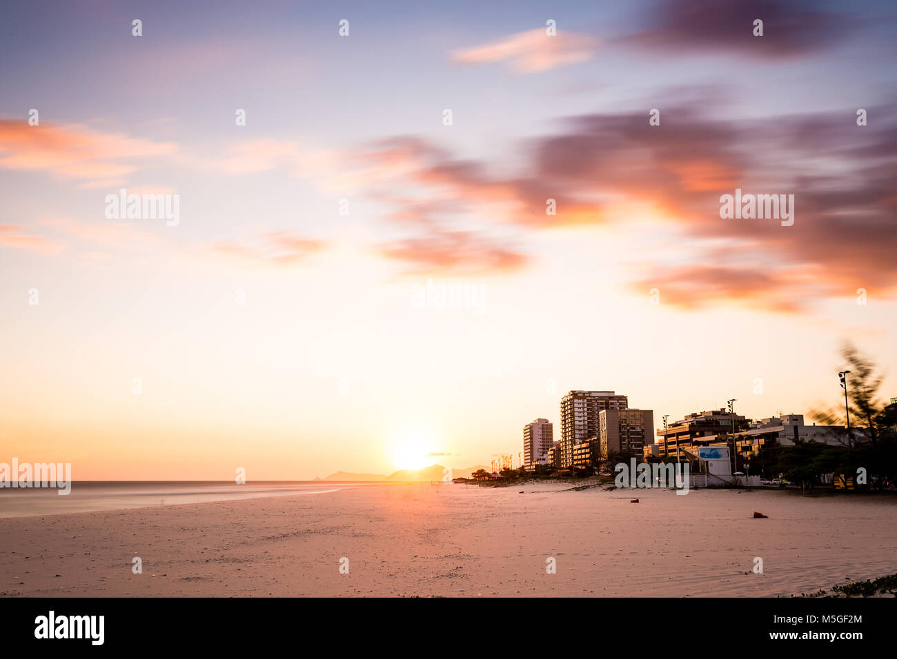 Barra da Tijuca jetty spiaggia su un bellissimo pomeriggio. Esposizione di log. Rio de Janeiro Foto Stock