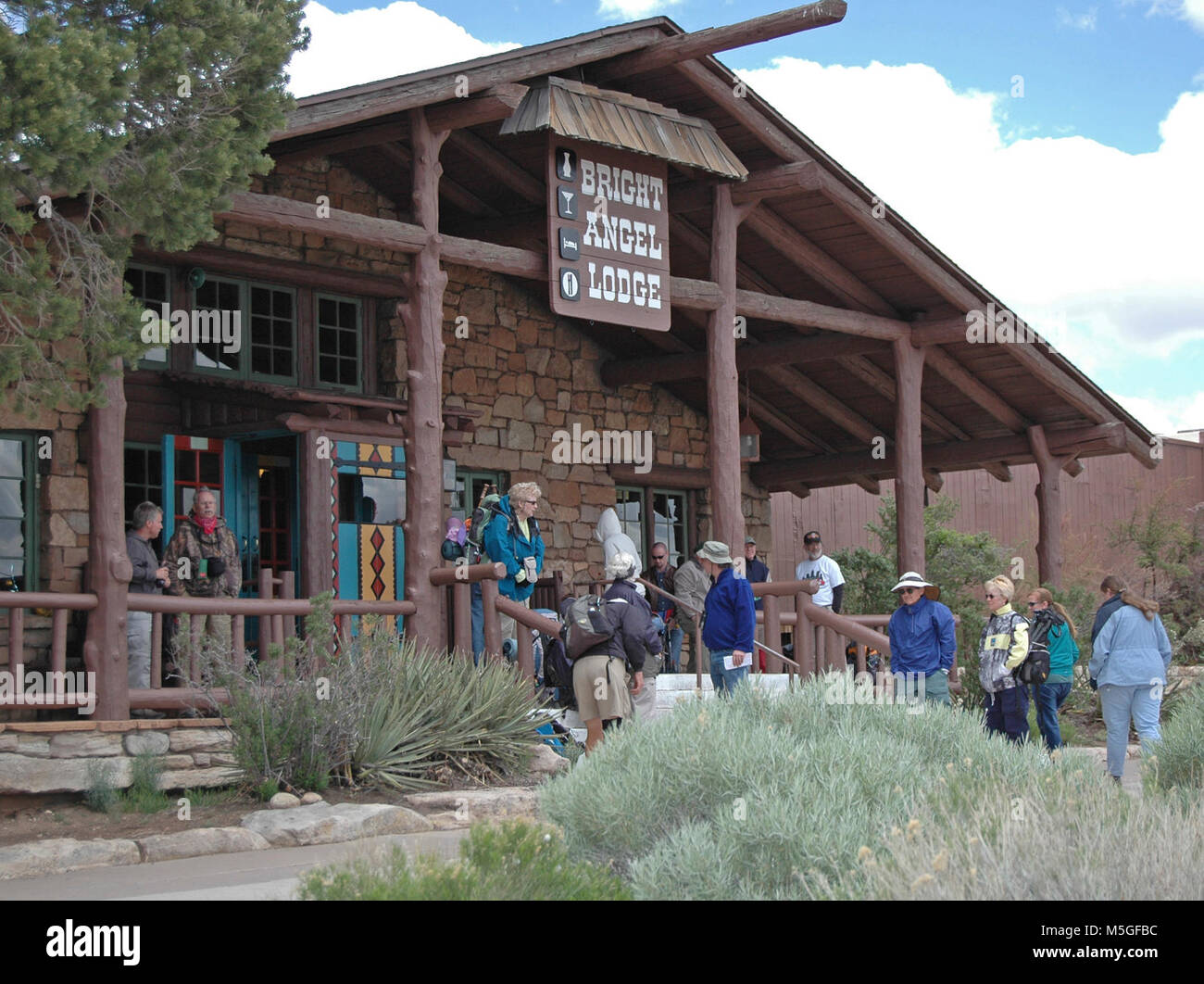 Parco Nazionale del Grand Canyon Bright Angel Lodge Grand Canyon Nationall Park Historic District: South Rim. Con il completamento del deserto vista torre di avvistamento nel 1932, Maria Colter ha iniziato a lavorare su Bright Angel Lodge. Essa doveva essere situato in quello che era allora il Bright Angel Camp, con il suo vecchio hotel e cluster di cabine e tende. Il Bright Angel Camp era stata costruita da James Thurber nel 1890. Il concetto di design di Bright Angel Lodge era unico per il parco i visitatori durante tutto l'occidente. La sua missione è stata quella di fornire alloggi a prezzi moderati per i turisti con moderata dei redditi. Il Bright Angel Lodge, costruito Foto Stock