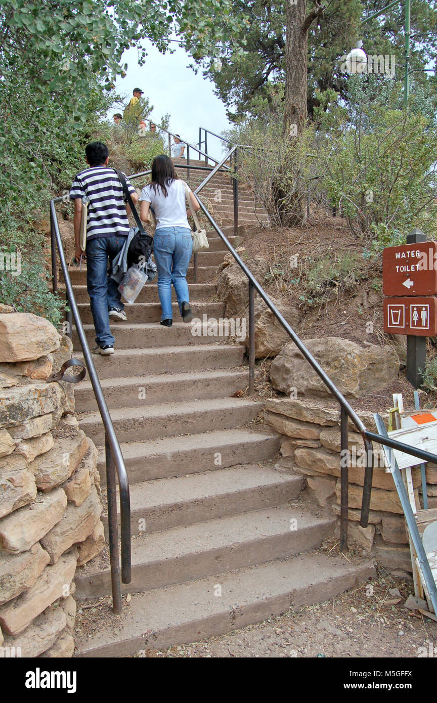 Parco Nazionale del Grand Canyon Kolb Studio ( foto) Grand Canyon National Park Historic District: South Rim. Scale da Kolb Studio per il Bright Angel Lodge cabine. Ellsworth L. Kolb e smeriglio C. Kolb ha giocato un ruolo importante nei primi sviluppo di servizi per i visitatori per il Grand Canyon. Ellsworth e smeriglio è venuto al Canyon nel 1902. Ellsworth ha lavorato come un fattorino in Bright Angel Hotel. I fratelli finalmente comprato un studio fotografico a Williams, Arizona e portato le attrezzature per il Grand Canyon. La loro attività ha iniziato a fotografare le parti andando giù il Bright Angel t.r.a. Foto Stock