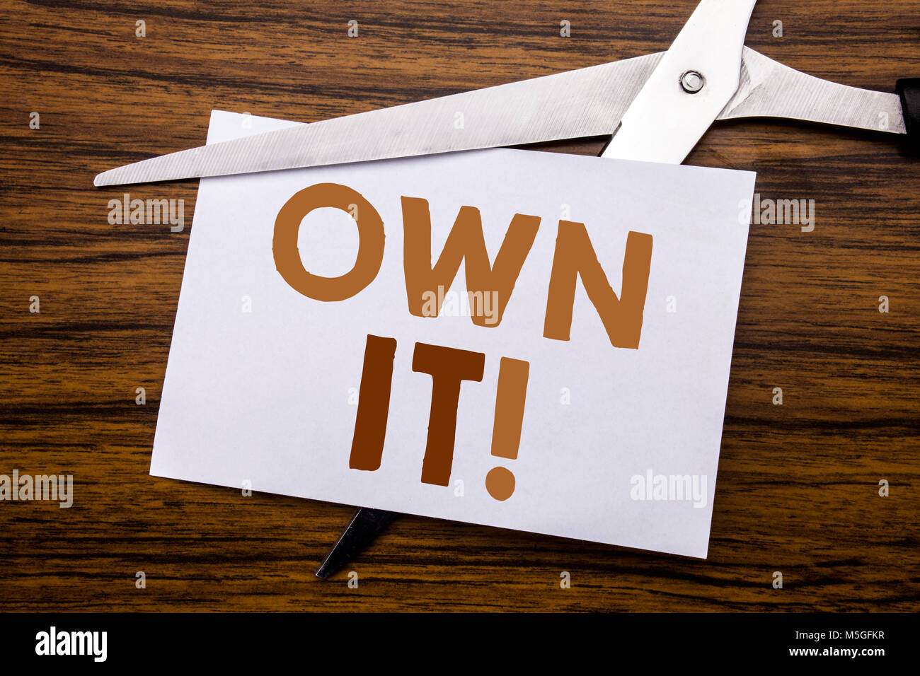 La scrittura a mano didascalia di testo di ispirazione che mostra proprio punto esclamativo. Il concetto di business per il controllo della proprietà scritta sulla nota di legno con colorati scisso Foto Stock
