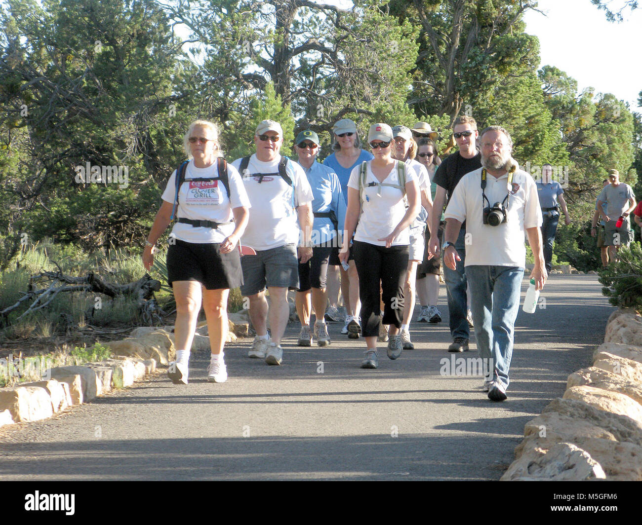 Parco Nazionale del Grand Canyon Sou Rim Trail Attiva gruppo sentieri trekking lungo il South Rim Trail nel maggio 2012. Grand Canyon percorsi attivi attività promuovere uno stile di vita sano e comunità di interagire attraverso le passeggiate, il trekking e la mountain bike. Gli eventi includono incentivi per promuovere l'esercizio al proprio ritmo. Una chiave incentivo offerto è una cassaforte, educative e ambiente di sostegno che si estende al di là di cui hanno partecipato gli eventi. Mentre finalizzata alla comunità locale, i membri del pubblico sono invitati a partecipare. Durante il 2012, il Grand Canyon percorsi attivi sponsorizzato una serie di eventi fino alla fine di ottobre per Foto Stock