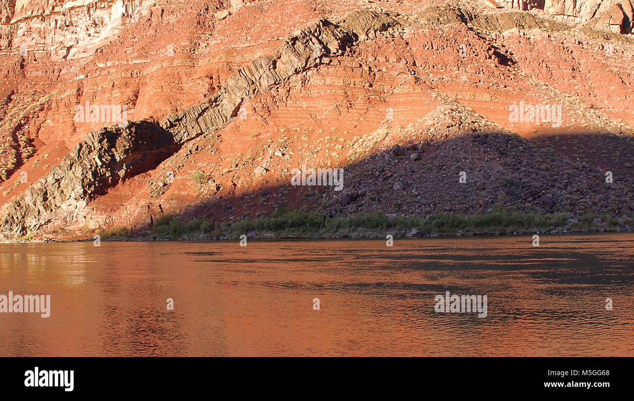 Grand Canyon Hakatai supergruppo di scisto wi basalto Dike a Hance Creek, basalto dighe sparare attraverso il Hakatai Shale, una meraviglia geologica che facilmente si vede dalla fine del nuovo Hance Trail. Foto Stock