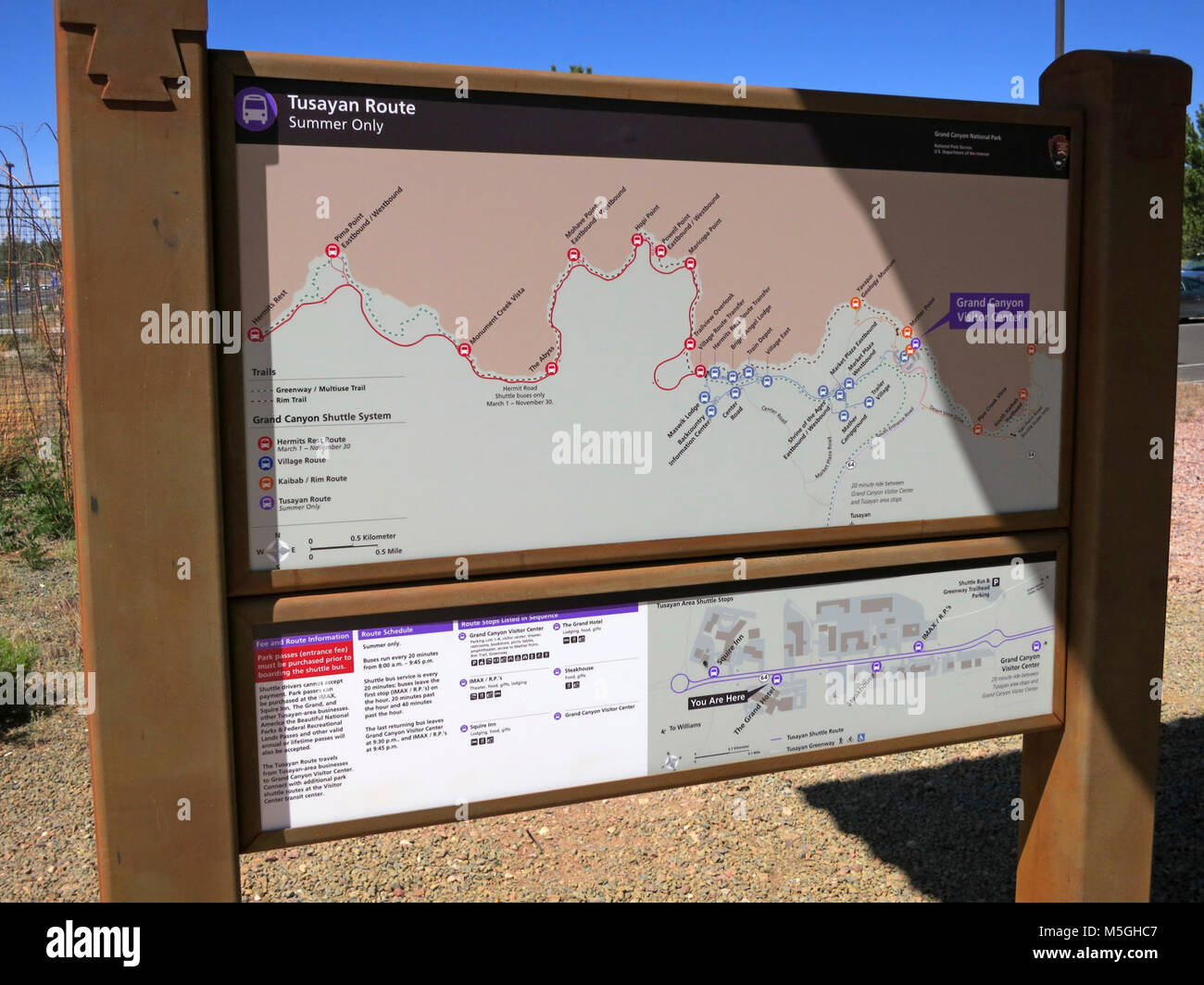 Tusayan Park and Ride Route Navetta - Grand Hotel Bus Parco Nazionale del Grand Canyon South Rim. Perché aspettare in linee e guidare in cerchi cercando parcheggio? Il Tusayan rotta diretta fornisce servizio di autobus navetta tra il gateway comunità di Tusayan, Arizona e il Grand Canyon Visitor Center, dove i visitatori possono accedere alla in-park bus navetta sistema. N. Linee, senza seccature, nessun rumore! Il park and ride; ci sarà la vostra guida. Foto Stock