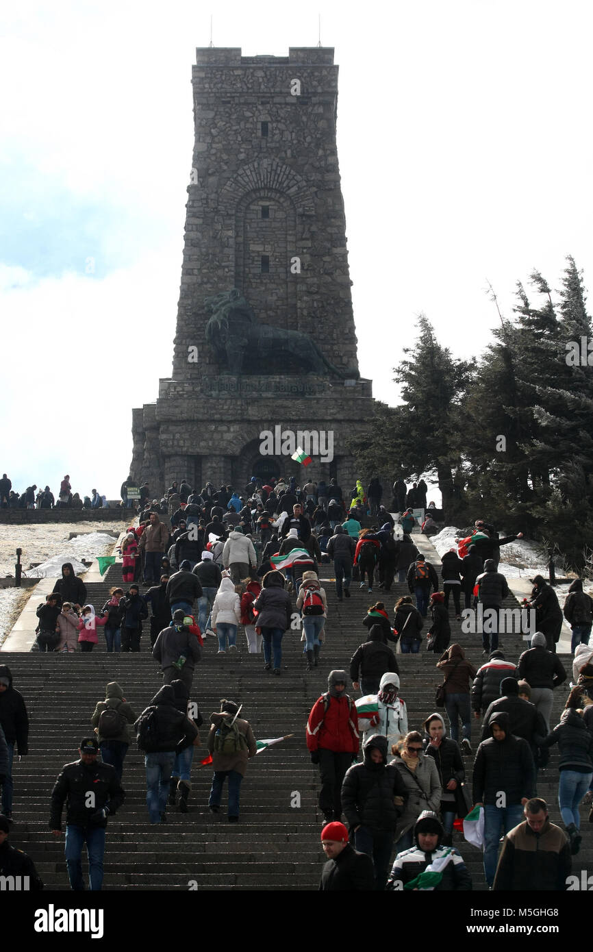 Shipka peak, Bulgaria - 3 Marzo 2016: le persone al centro delle celebrazioni di Shipka peak monumento - un simbolo della liberazione della Bulgaria. Foto Stock