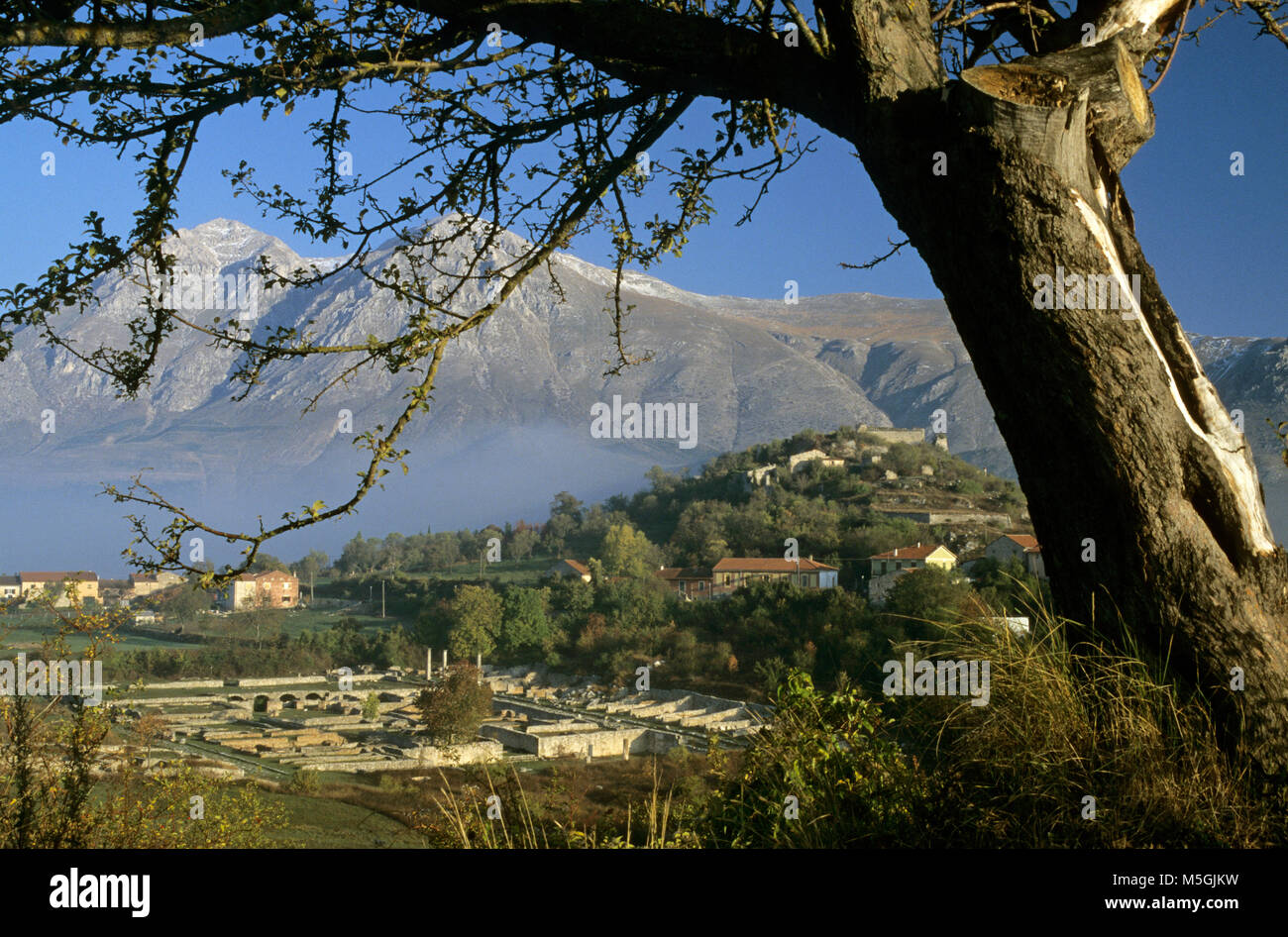 L'Italia, Abruzzo, Alba Fucens Foto Stock