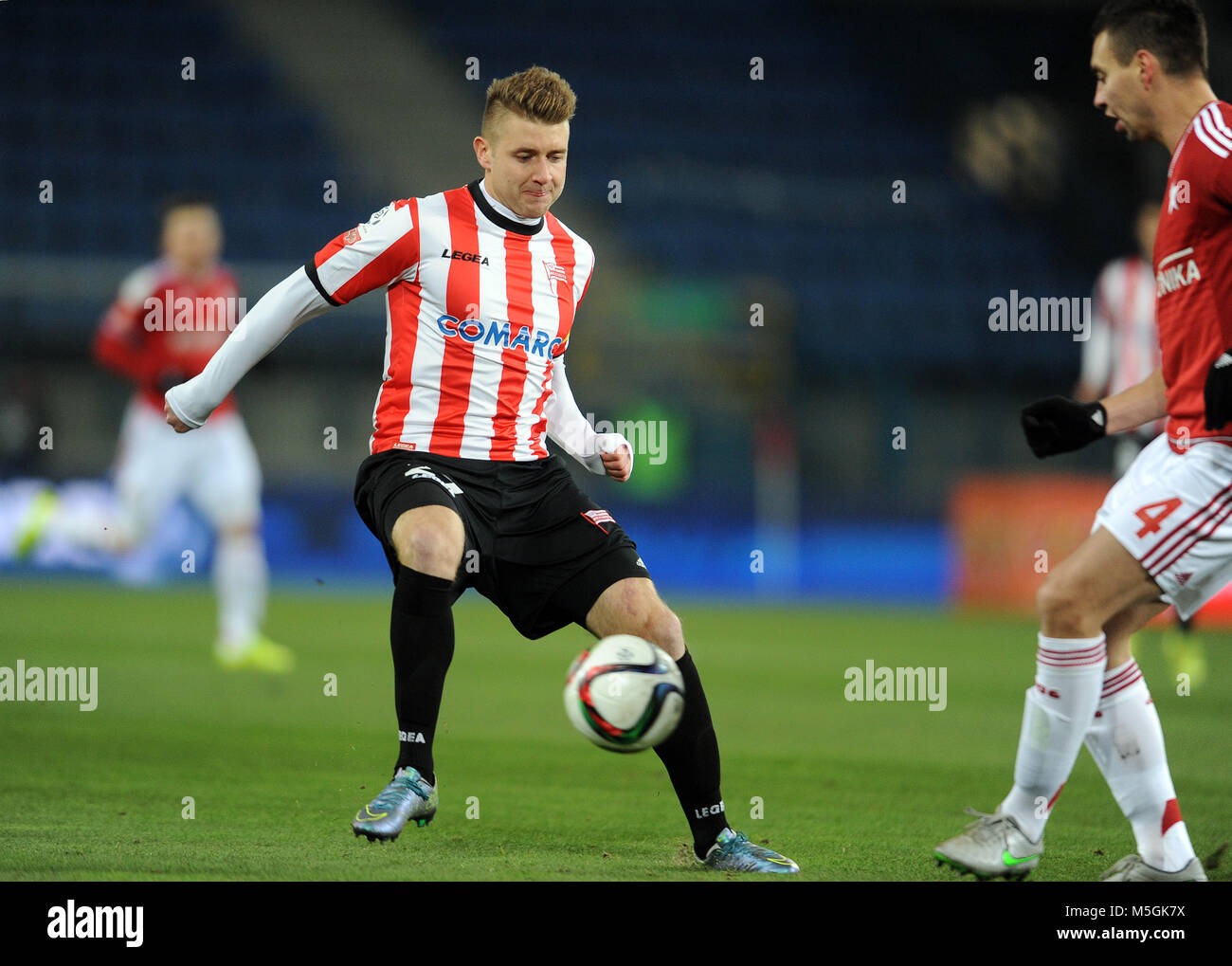 CRACOV, Polonia - 29 novembre 2015: T-Mobile Extra Campionato Premier polacco Football League Wisla Cracov Cracovia Cracov Derby o/p: Marcin Budzinski Foto Stock
