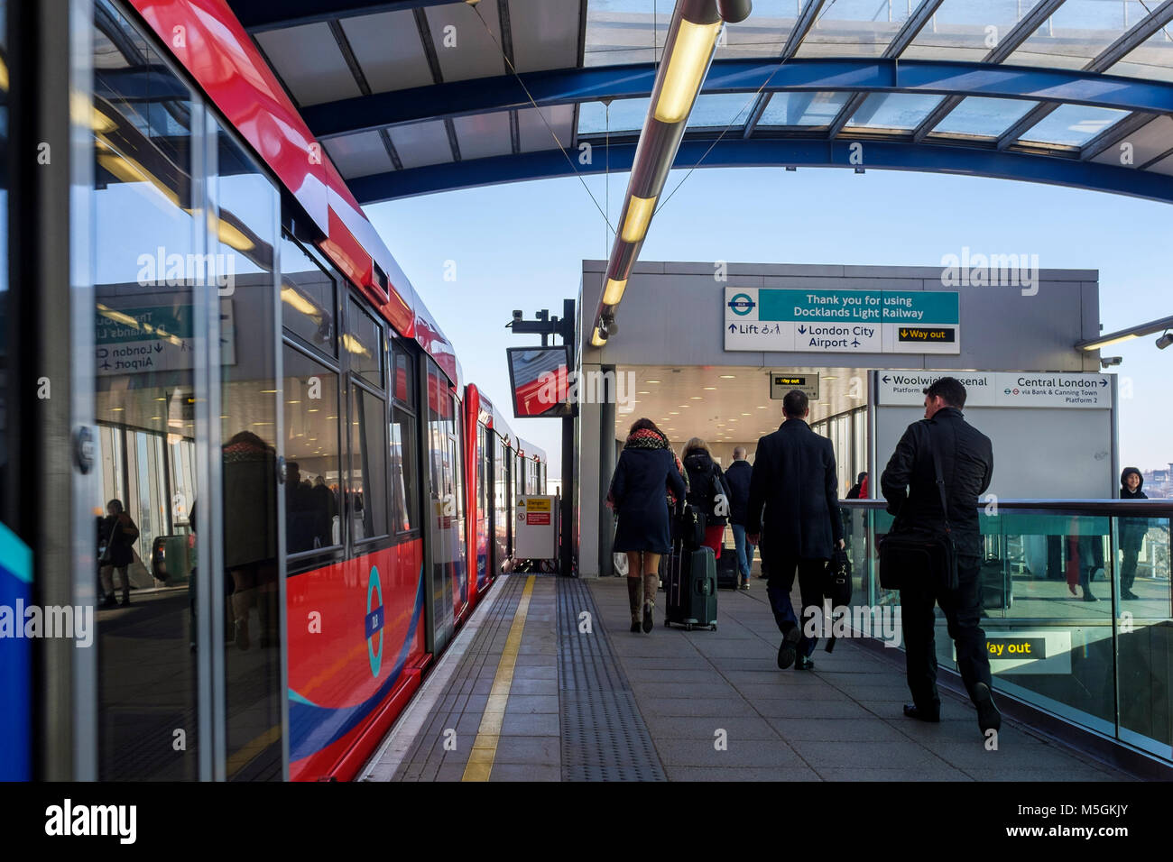 London Docklands Light Railway: Passeggeri sbarcare al London City Airport Station. Foto Stock