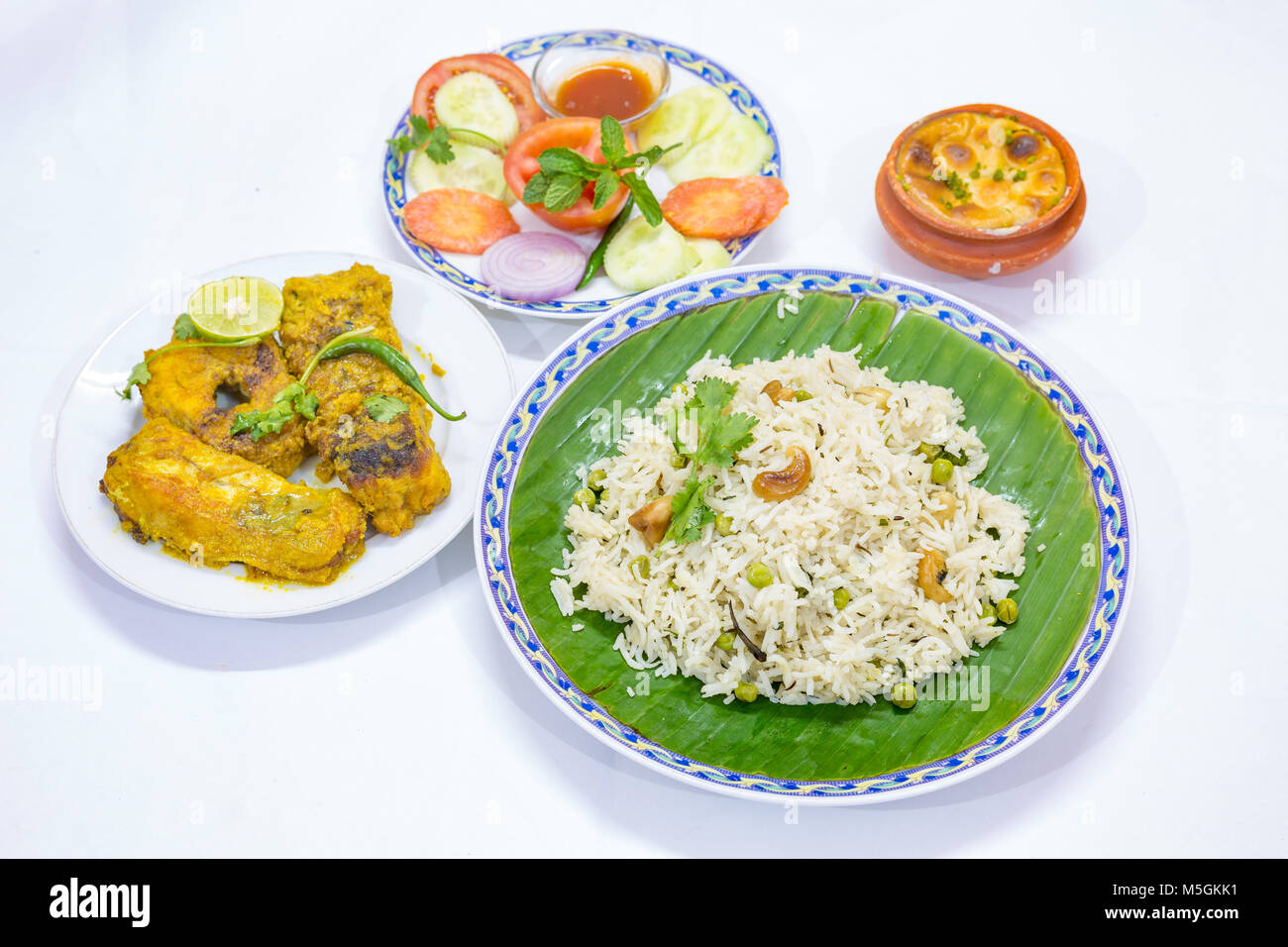 Popolari bengalesi deliziosa cucina indiana con farina vegetale di riso fritto , pesce speziato al curry, insalate e piatto dolce. Foto Stock