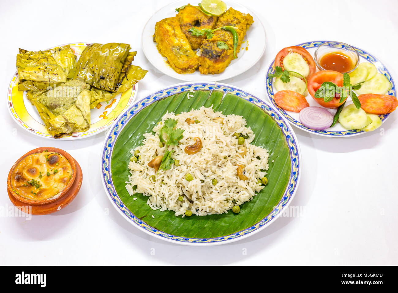 Popolari bengalesi deliziosa cucina indiana con farina vegetale di riso fritto , pesce speziato al curry, insalate e piatto dolce. Foto Stock