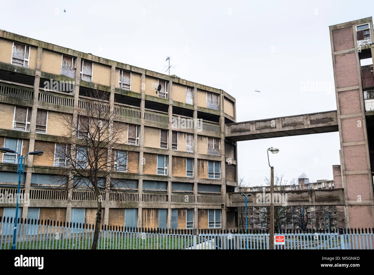 Un edificio non sicuri all'interno di una sezione del Park Hill appartamenti alloggiamento station wagon, Sheffield, England, Regno Unito Foto Stock