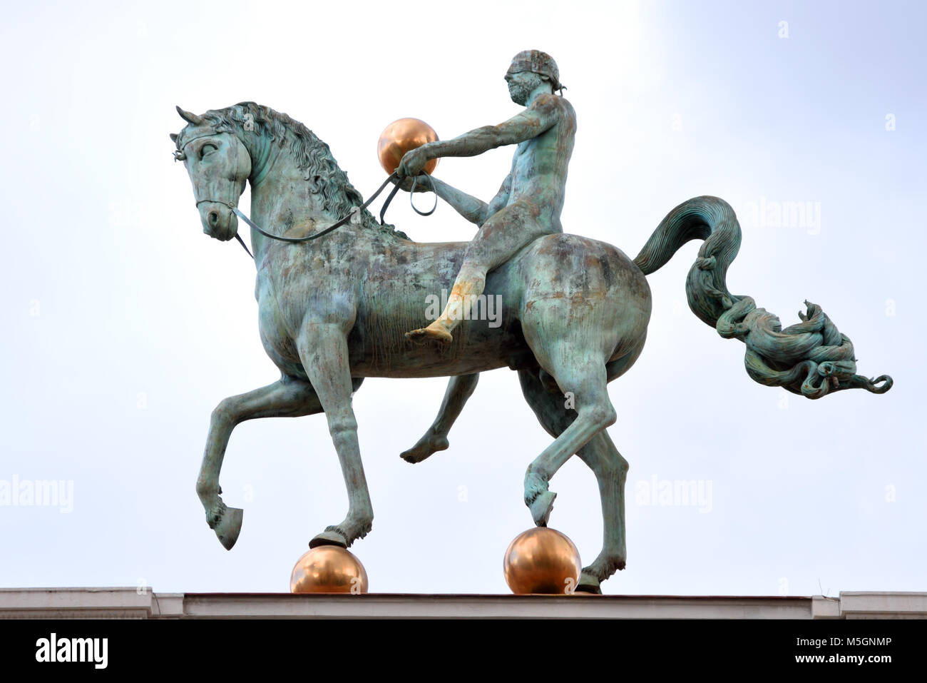 Statua equestre in cima al Ayuntamiento (Municipio) edificio in Plaza del Carmen, città di Granada, provincia di Granada Spagna - Spagnolo Foto Stock