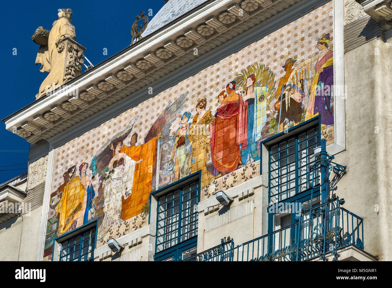 Stile Art Nouveau mosaico di Zsolnay piastrelle di maiolica, alla facciata del Museo d'arte, 1901, Piazza Centrale in Chernivtsi, Bukovina Regione, Ucraina Foto Stock