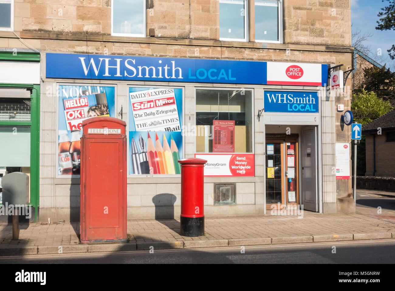 WHSmith: informare negozio locale e post office, Bearsden, Glasgow, Scotland, Regno Unito Foto Stock