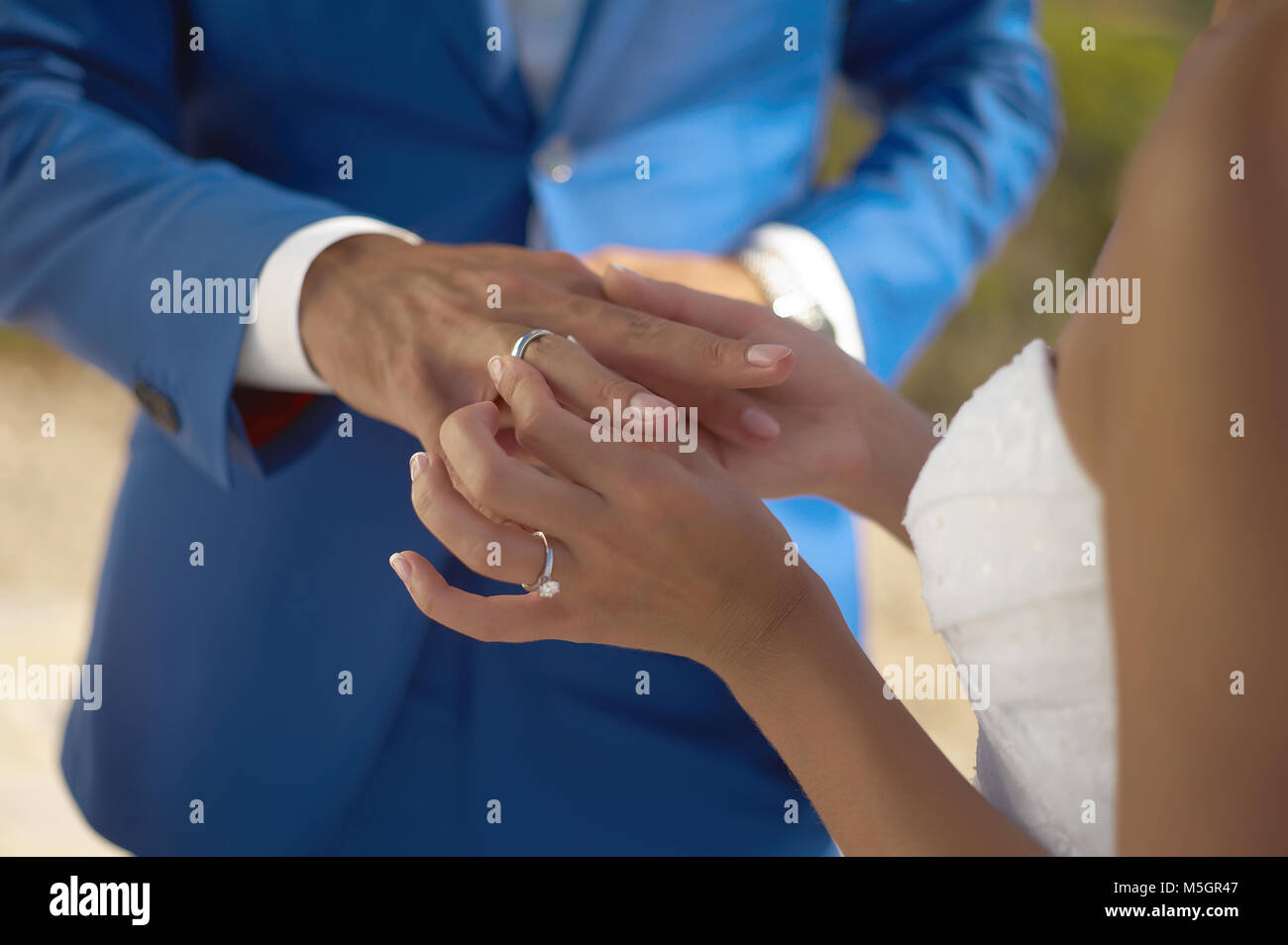 La sposa indossa un anello di nozze su lo sposo. Primo piano Foto Stock