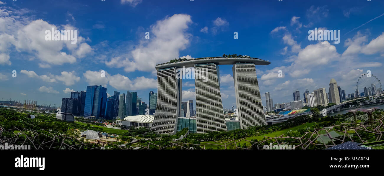 SINGAPORE, Singapore - 30 gennaio 2018: bella vista panoramica delle tre torri della Marina Bay Sands Ressort contro un cielo nuvoloso, i mondi più costoso casino standalone al momento dell'apertura, nel 2010, a Singapore Foto Stock