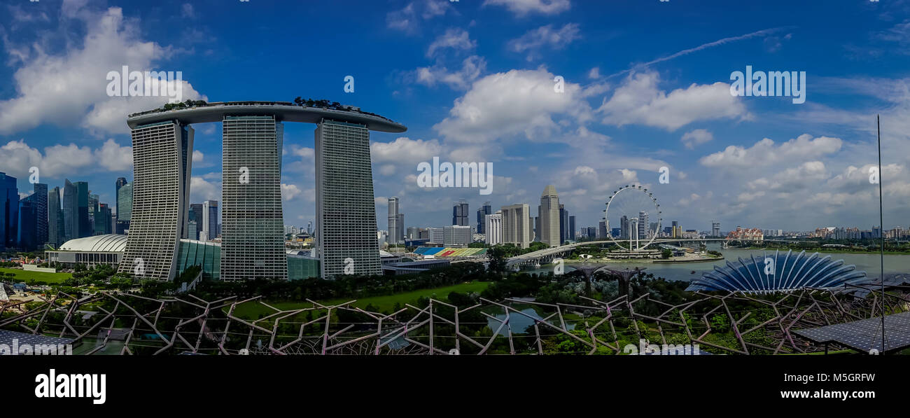 SINGAPORE, Singapore - 30 gennaio 2018: bella vista panoramica delle tre torri della Marina Bay Sands Ressort contro un cielo nuvoloso, i mondi più costoso casino standalone al momento dell'apertura, nel 2010, a Singapore Foto Stock