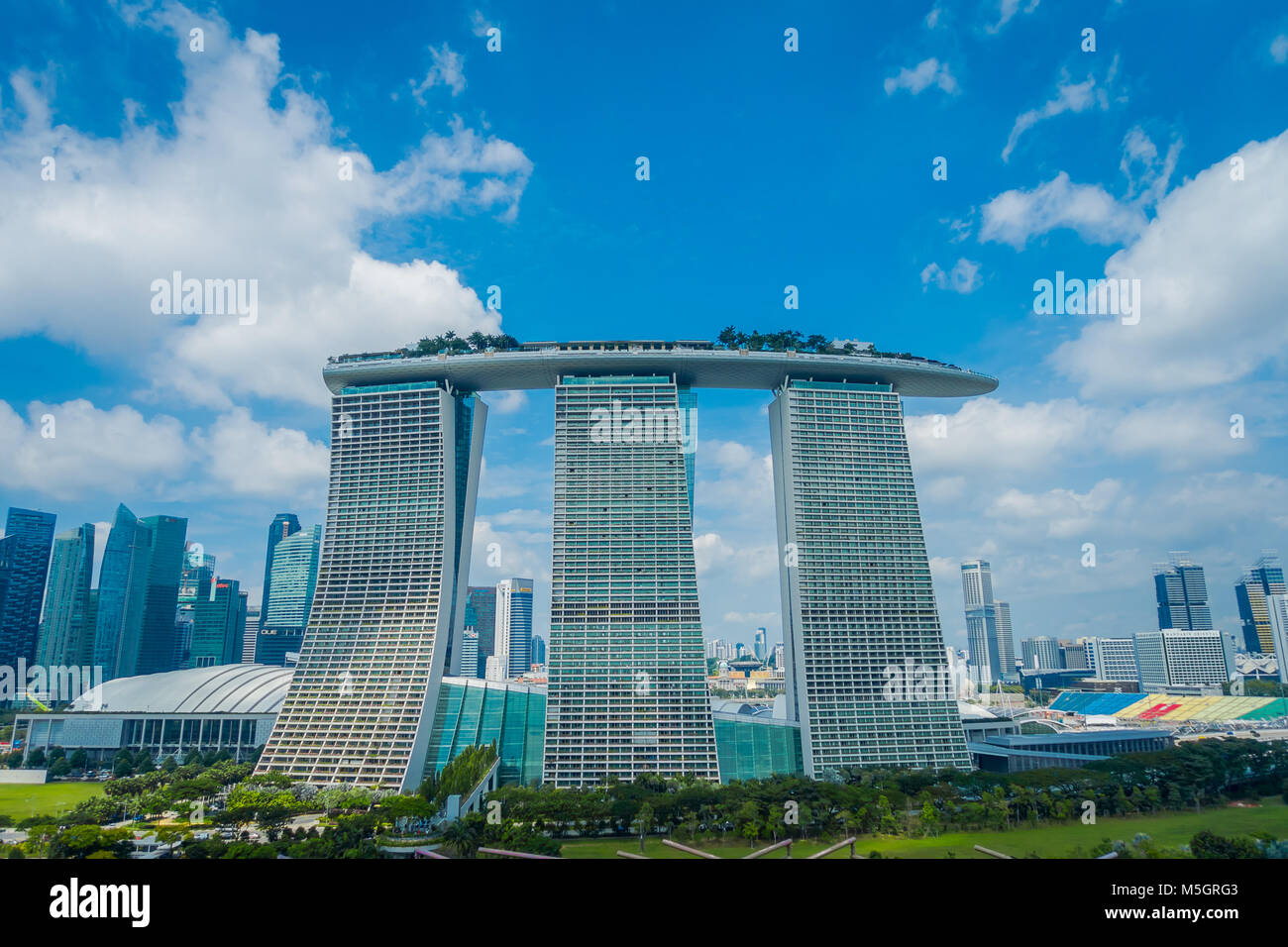SINGAPORE, Singapore - 30 gennaio 2018: bellissimo paesaggio delle tre torri della Marina Bay Sands Ressort contro un cielo nuvoloso, i mondi più costoso casino standalone al momento dell'apertura, nel 2010, a Singapore Foto Stock