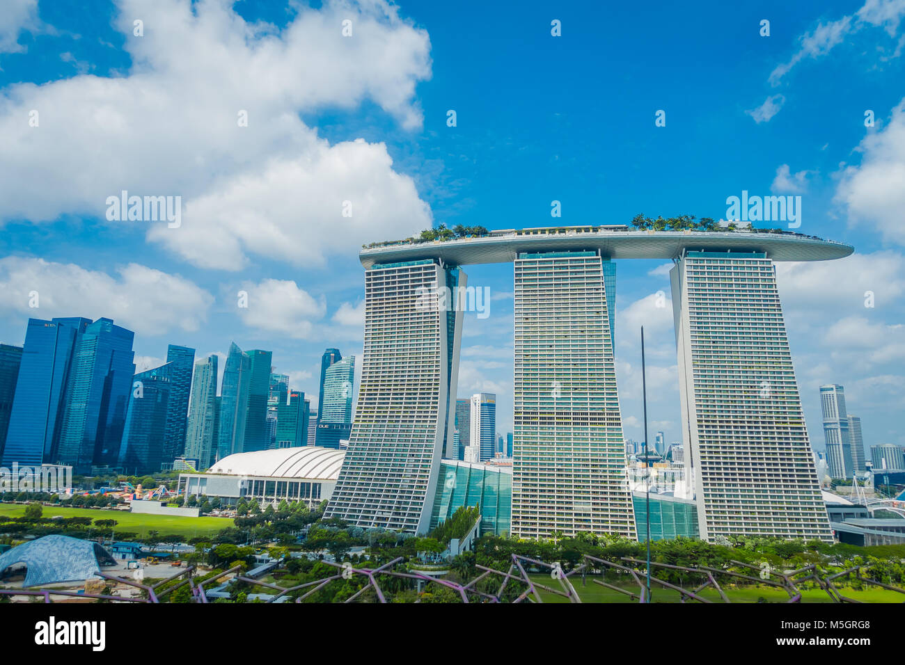 SINGAPORE, Singapore - 30 gennaio 2018: bellissimo paesaggio delle tre torri della Marina Bay Sands Ressort contro un cielo nuvoloso, i mondi più costoso casino standalone al momento dell'apertura, nel 2010, a Singapore Foto Stock