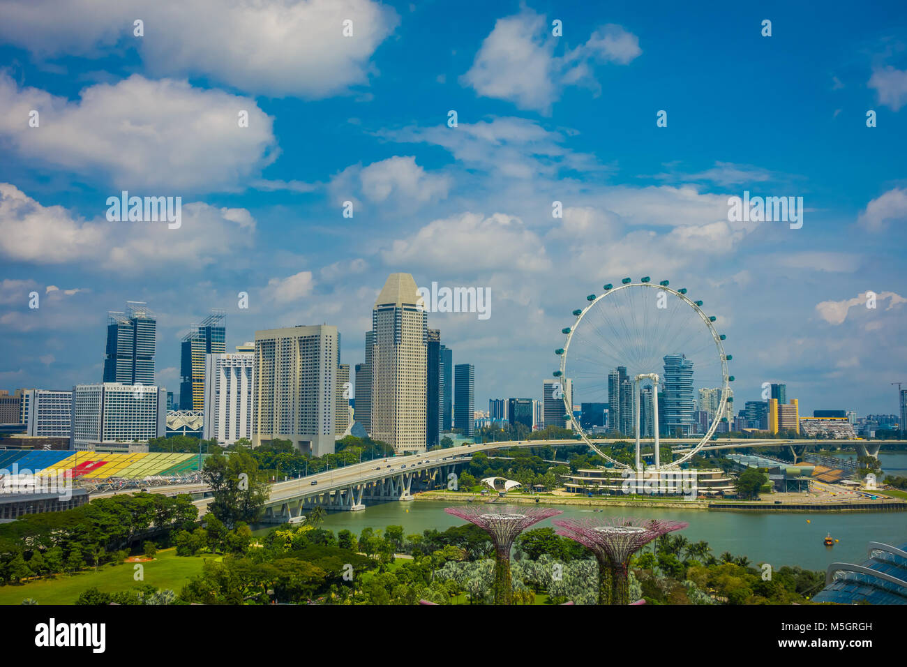 SINGAPORE, Singapore - 01 febbraio 2018: bella vista al di sopra del Singapore Flyer - la più grande ruota panoramica del mondo con un ponte e grandi edifici in horizont, in un giorno nuvoloso, situato a Singapore Foto Stock