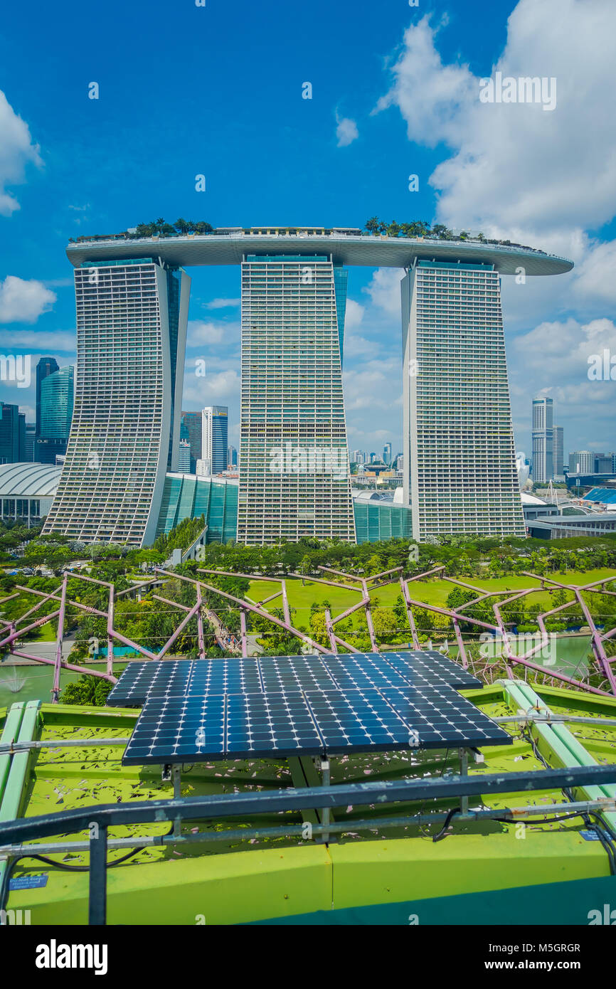 SINGAPORE, Singapore - 30 gennaio 2018: chiusura del pannello solare con un bellissimo paesaggio di tre torri della Marina Bay Sands Ressort contro un cielo nuvoloso dietro, i mondi più costoso casino standalone al momento dell'apertura, nel 2010, a Singapore Foto Stock