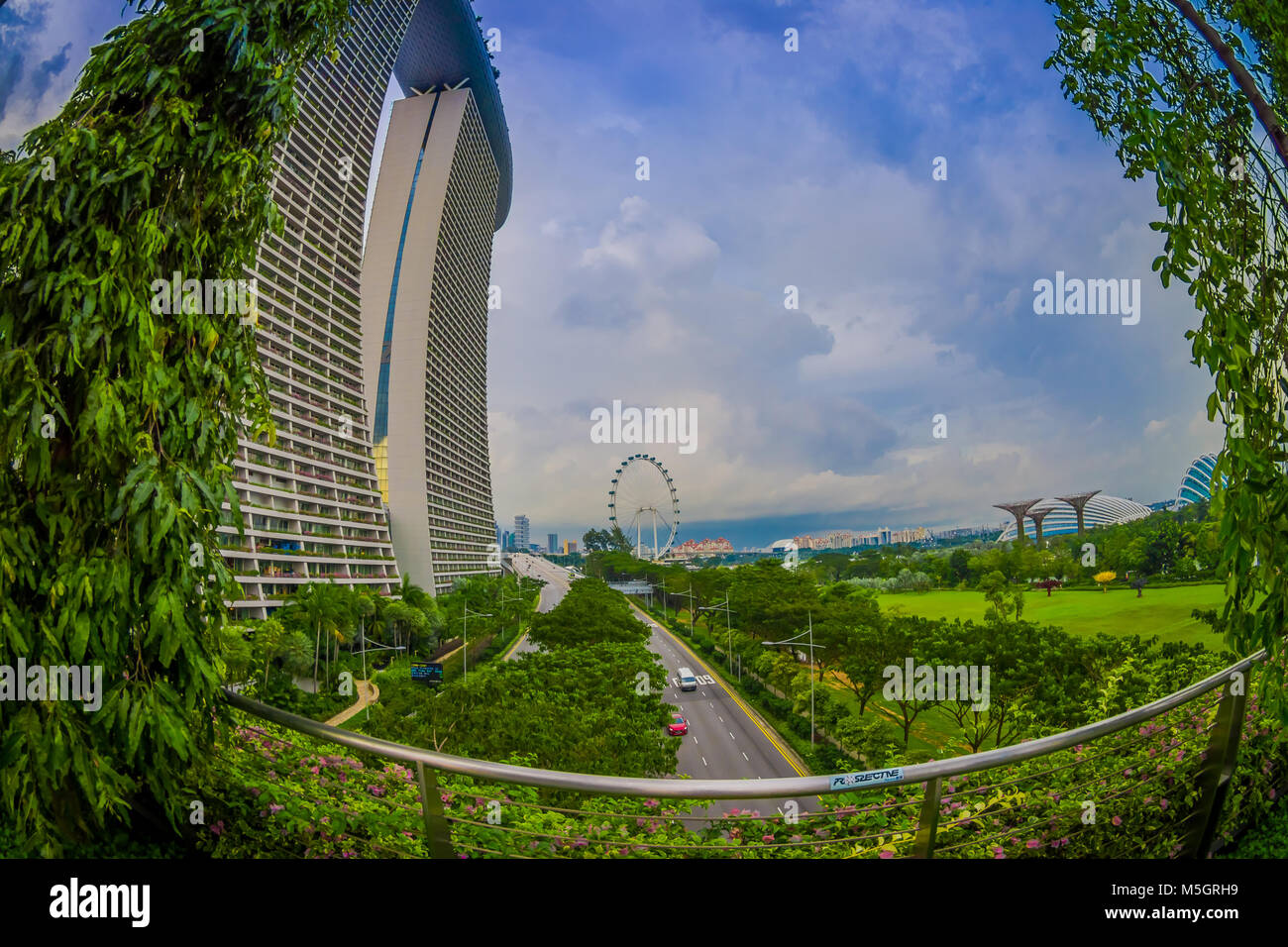 SINGAPORE, Singapore - 30 gennaio 2018: bellissimo paesaggio delle due torri della Marina Bay Sands Ressort contro un cielo nuvoloso, i mondi più costoso casino standalone al momento dell'apertura, nel 2010, a Singapore, effetto fish-eye Foto Stock