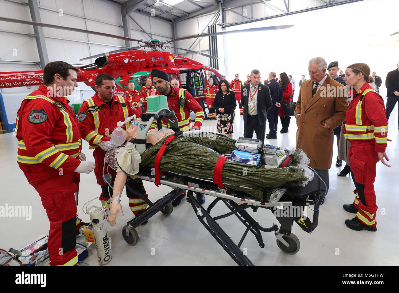 Il Principe di Galles è mostrata la risposta a un arresto cardiaco lo scenario durante una visita al Galles del Sud airbase del Galles Air Ambulance carità in Dafen, nel Galles del Sud. Foto Stock