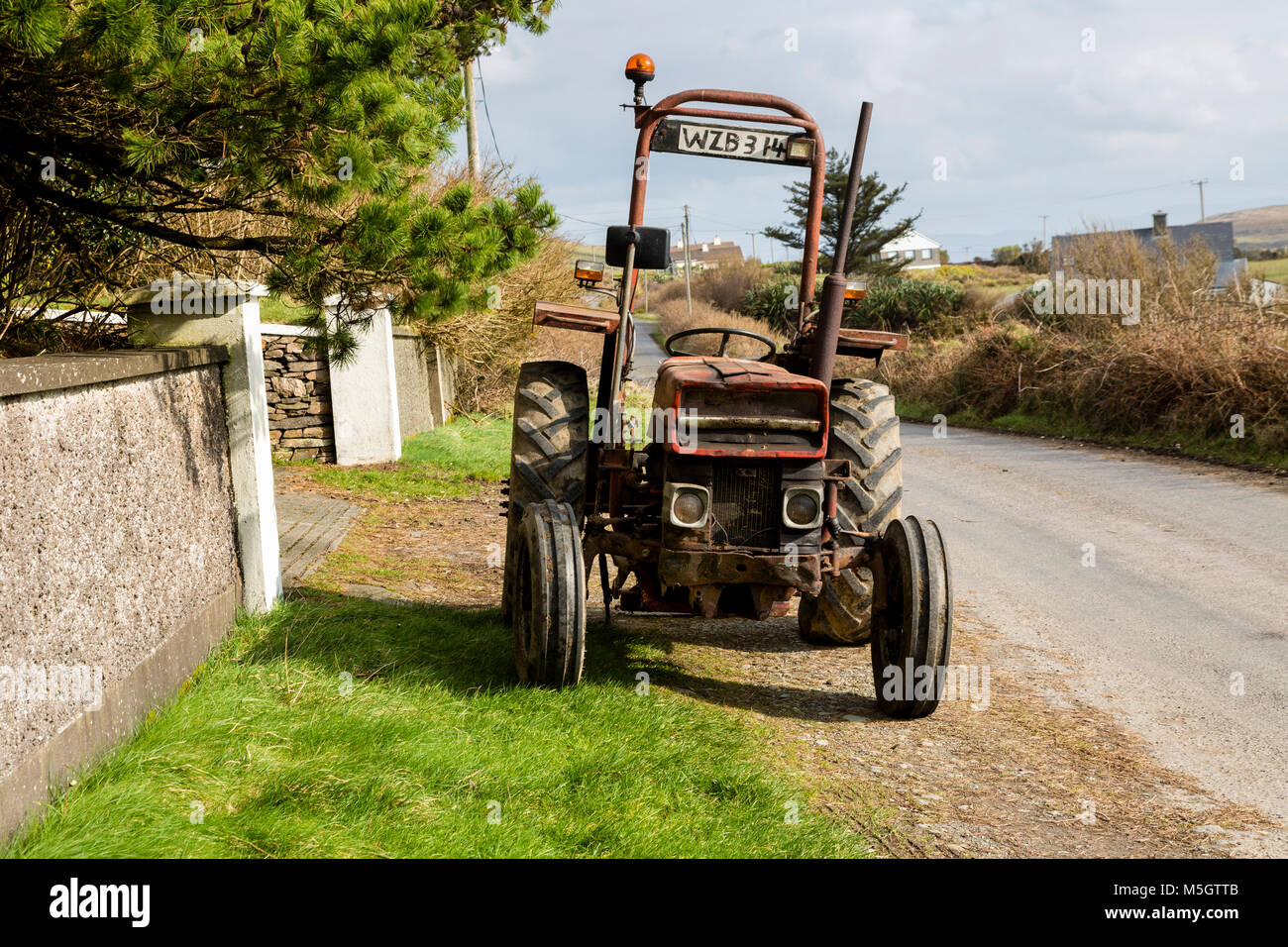 Il vecchio trattore Massey Ferguson sul vicolo del paese in Irlanda Foto Stock