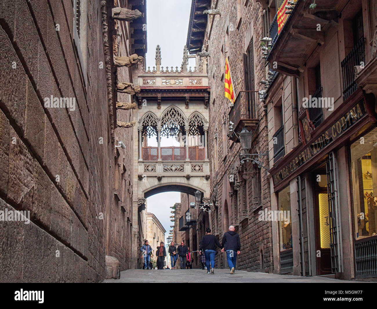 Barcellona, Spagna-febbraio 17, 2018: stretta strada Carrer del Bisbe nel quartiere gotico. Foto Stock