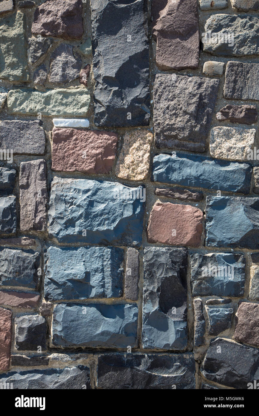 Muro di pietra da ciottoli verticale di sfondo Foto Stock