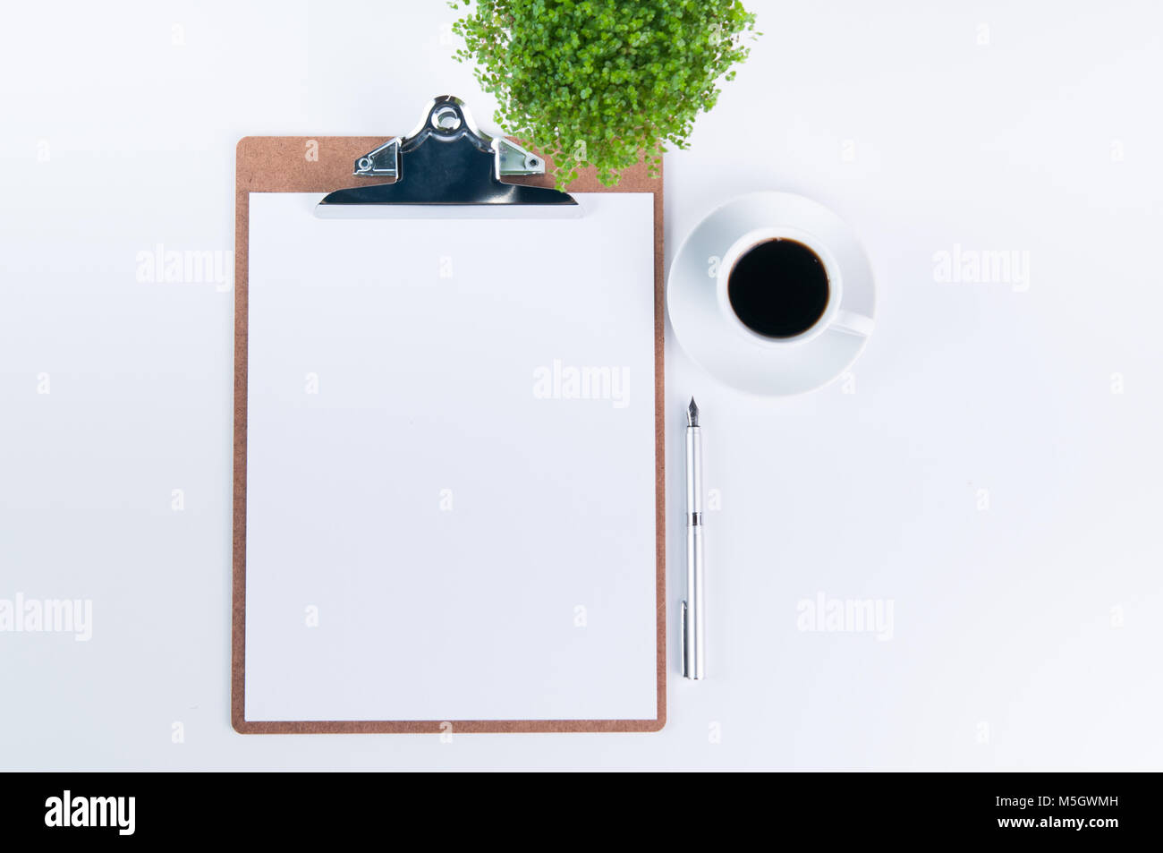 Vista dall'alto in basso di una scrivania con un clip board Foto Stock