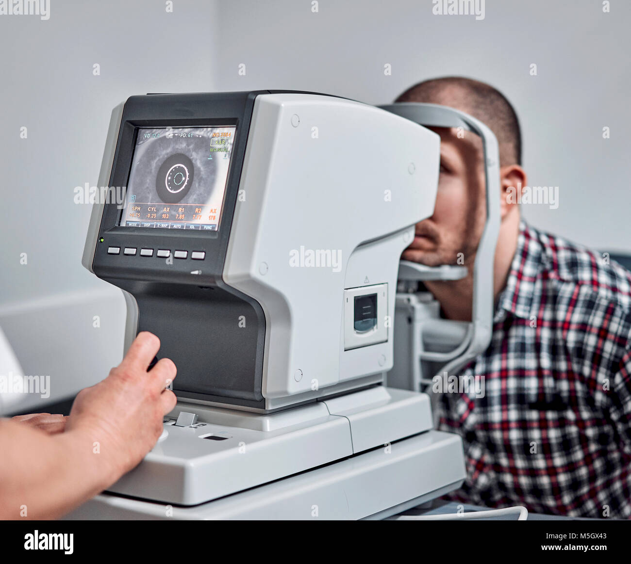 L'uomo controlla la sua visione sulla macchina Foto Stock