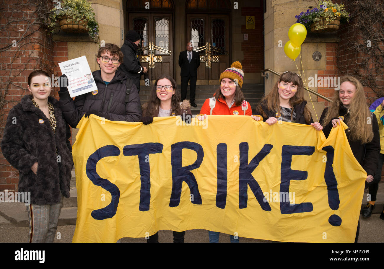 Sheffield, Regno Unito, 23 febbraio 2018. Università di Sheffield di supporto agli studenti di università e collegi Unione sciopero e rally al di fuori di Firth corte, Università di Sheffield, a protestare presso le università Superannuation Scheme prevede di interrompere benefici definiti. Credito: Richard Bradford/Alamy Live News Foto Stock