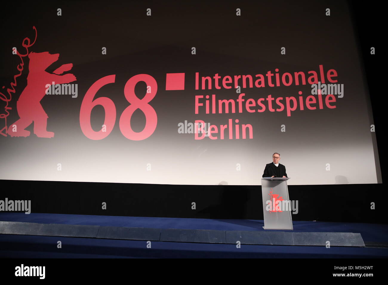 23 febbraio 2018, Germania Berlino - Berlinale, Berlinale Kamera per Jiri Menzel: Dieter Kosslick, il direttore della Berlinale, dà un discorso su Jiri Menzel. La Repubblica ceca regista e attore non è stato in grado di ruotare fino a causa di motivi di salute. Foto: Jörg Carstensen/dpa Foto Stock