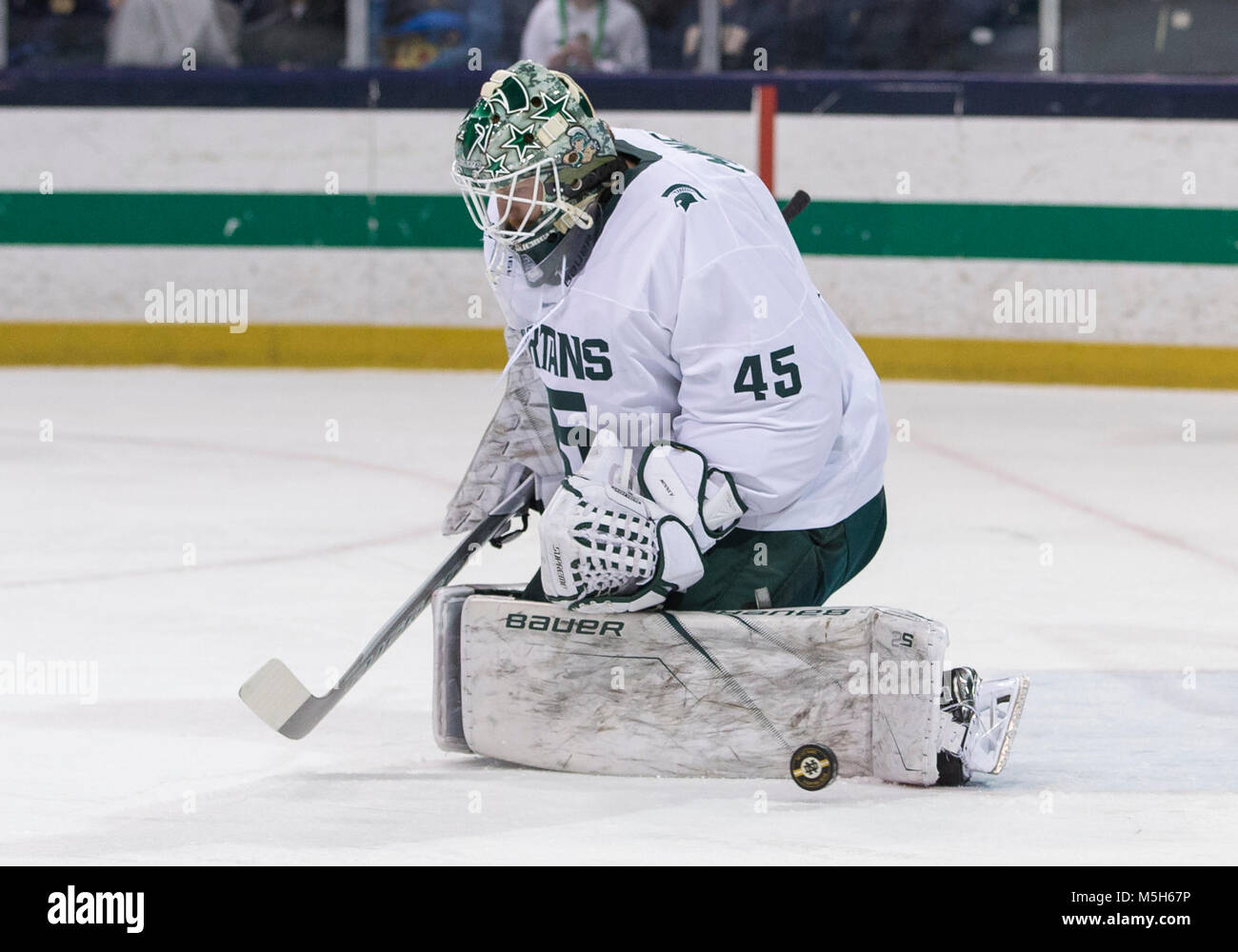 South Bend, Indiana, Stati Uniti d'America. Il 23 febbraio, 2018. Stato del Michigan ed goaltender Minney (45) rende il salvataggio durante il NCAA Hockey gioco azione tra la cattedrale di Notre Dame Fighting Irish e il Michigan State Spartans a Compton famiglia Ice Arena in South Bend, Indiana. John Mersits/CSM/Alamy Live News Foto Stock