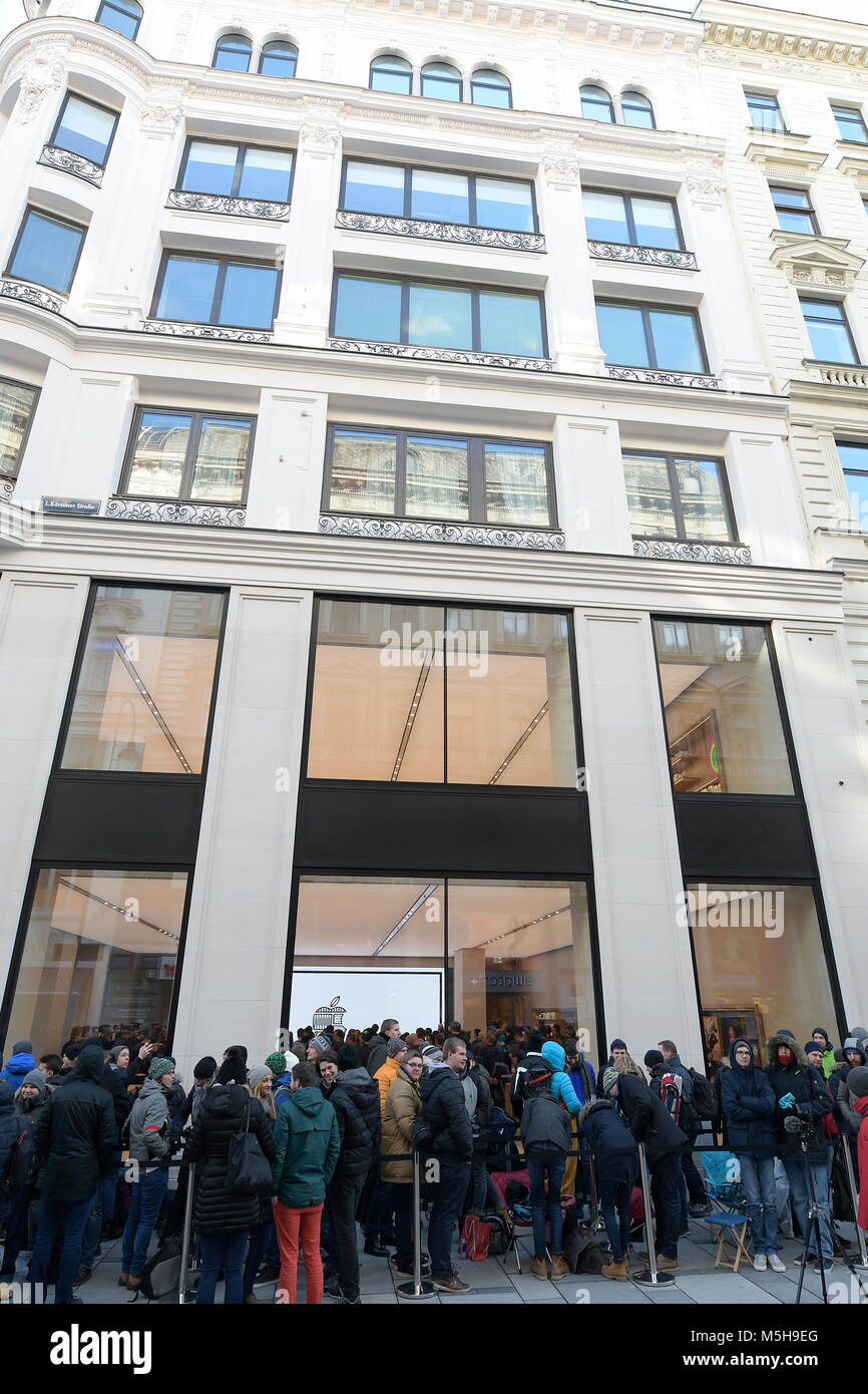 Vienna, Austria. Febbraio 24, 2018. Questo sabato Apple Store a Vienna nel Kärtner Strasse apre la 501Apple ufficiale di ubicazione e la 112in Europa. La figura mostra i clienti Apple in attesa per l'apertura. Credito: Franz Perc / Alamy Live News Foto Stock